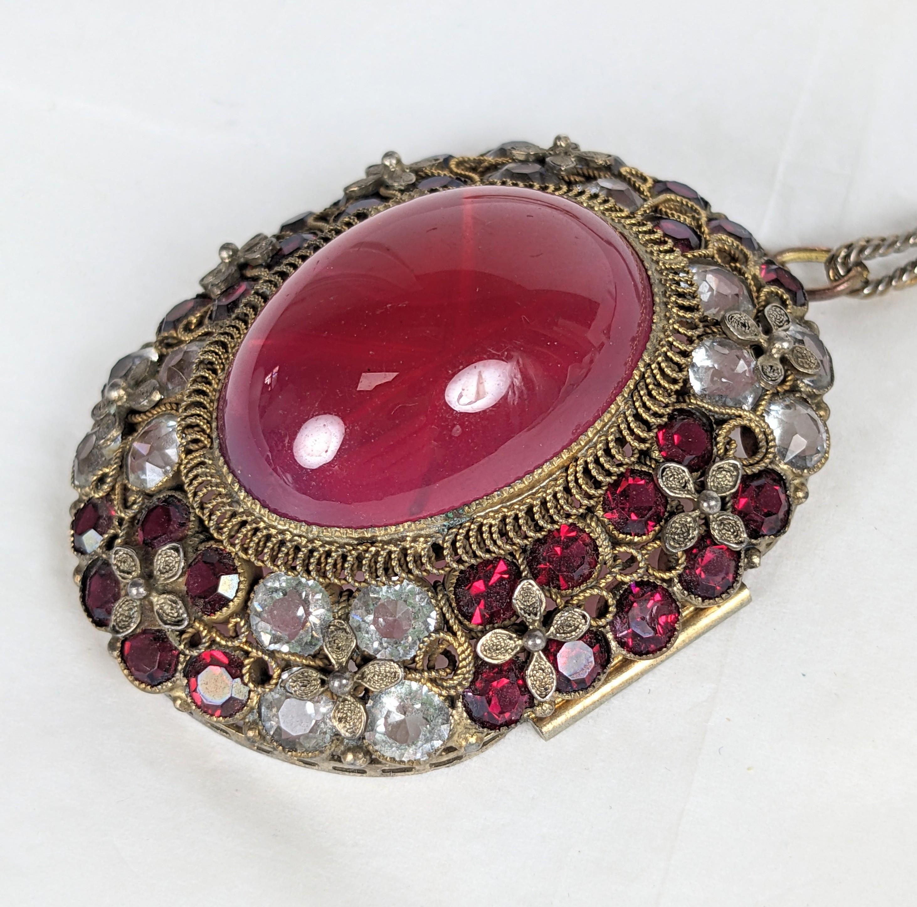 Ciondolo di cristallo Hobe Ruby In condizioni buone in vendita a New York, NY
