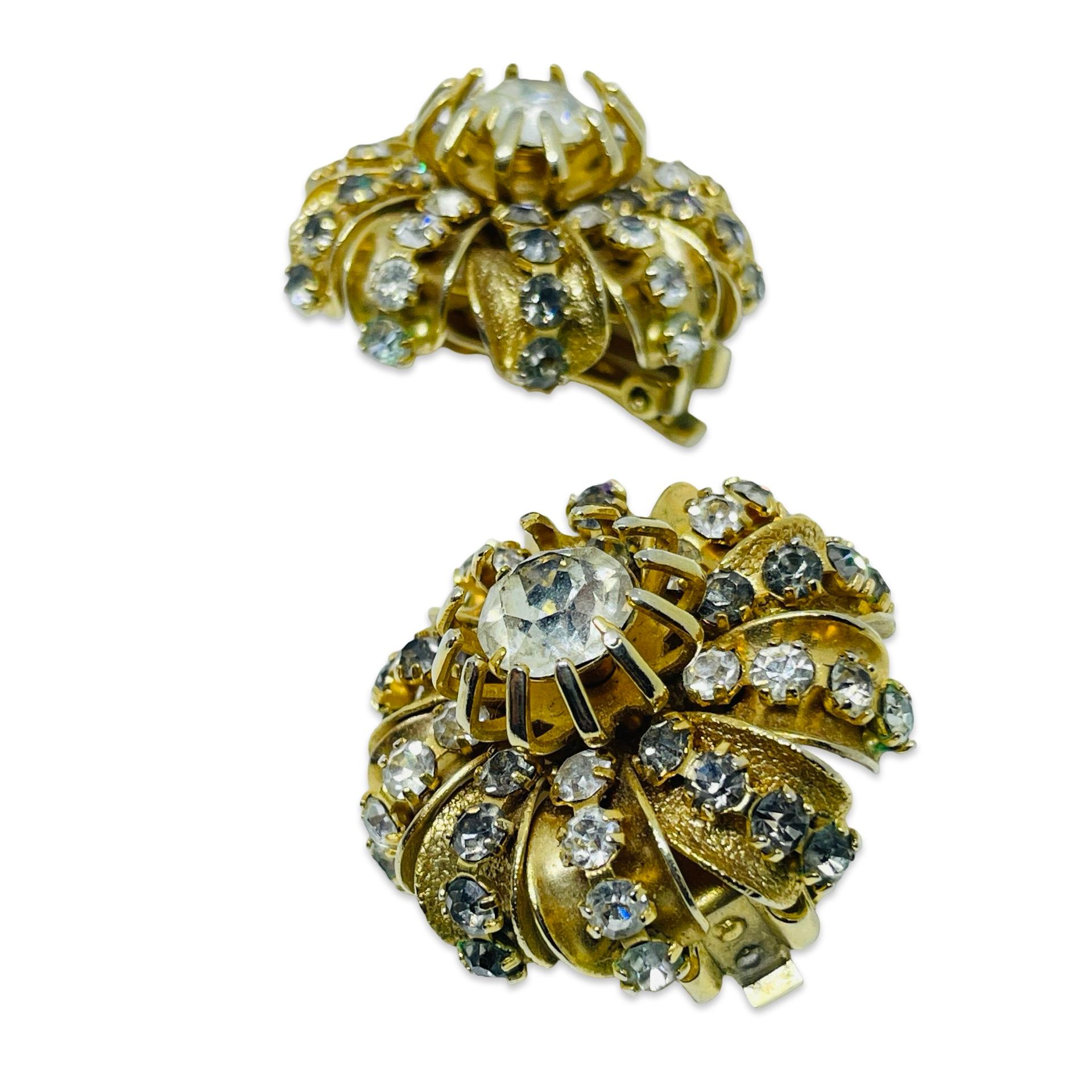 HOBE signed vintage gold tone rhinestone designer clip on earrings für Damen oder Herren im Angebot