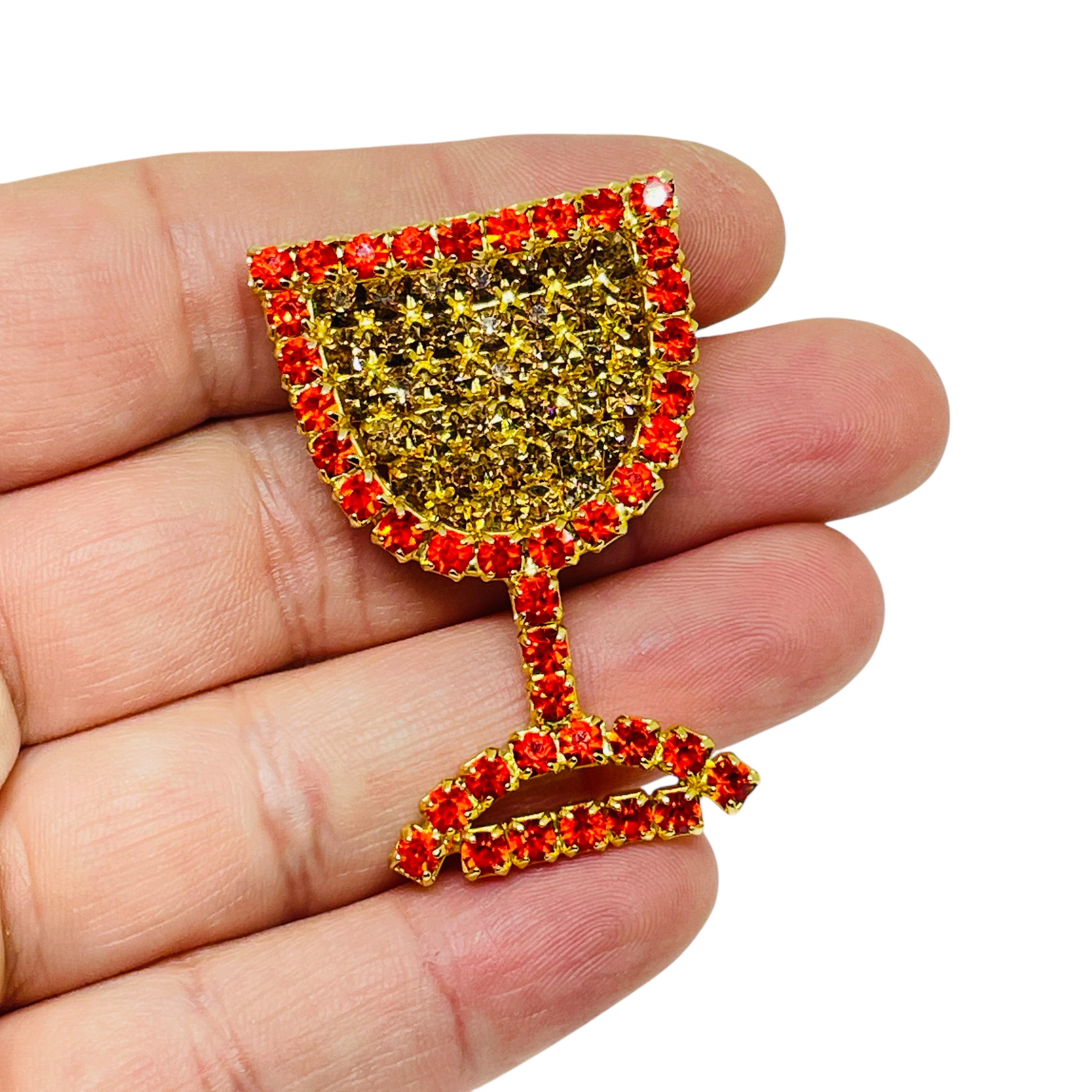 Donna Spilla firmata HOBE, vintage, in vetro di vino con strass, tono oro, di design in vendita