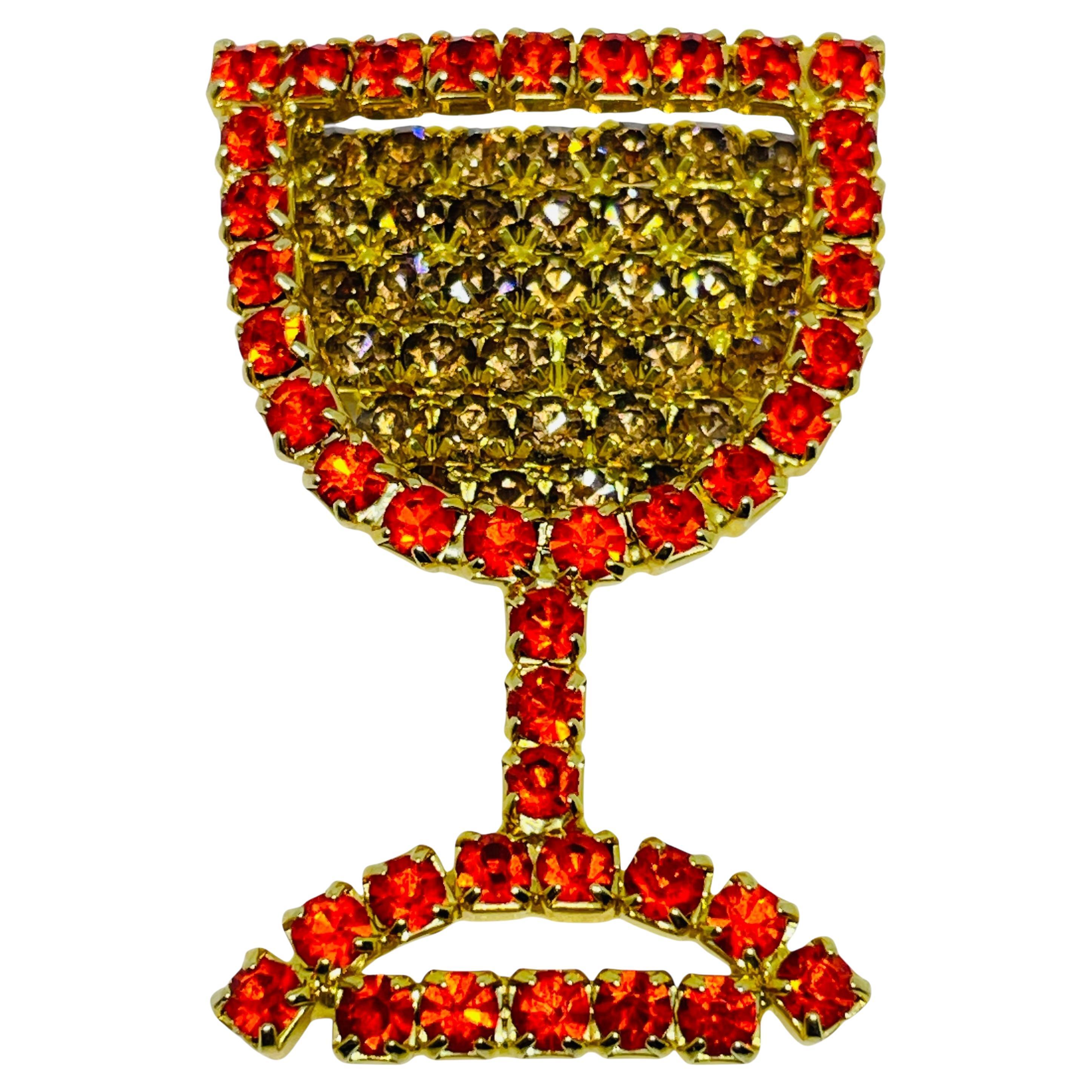 Spilla firmata HOBE, vintage, in vetro di vino con strass, tono oro, di design in vendita