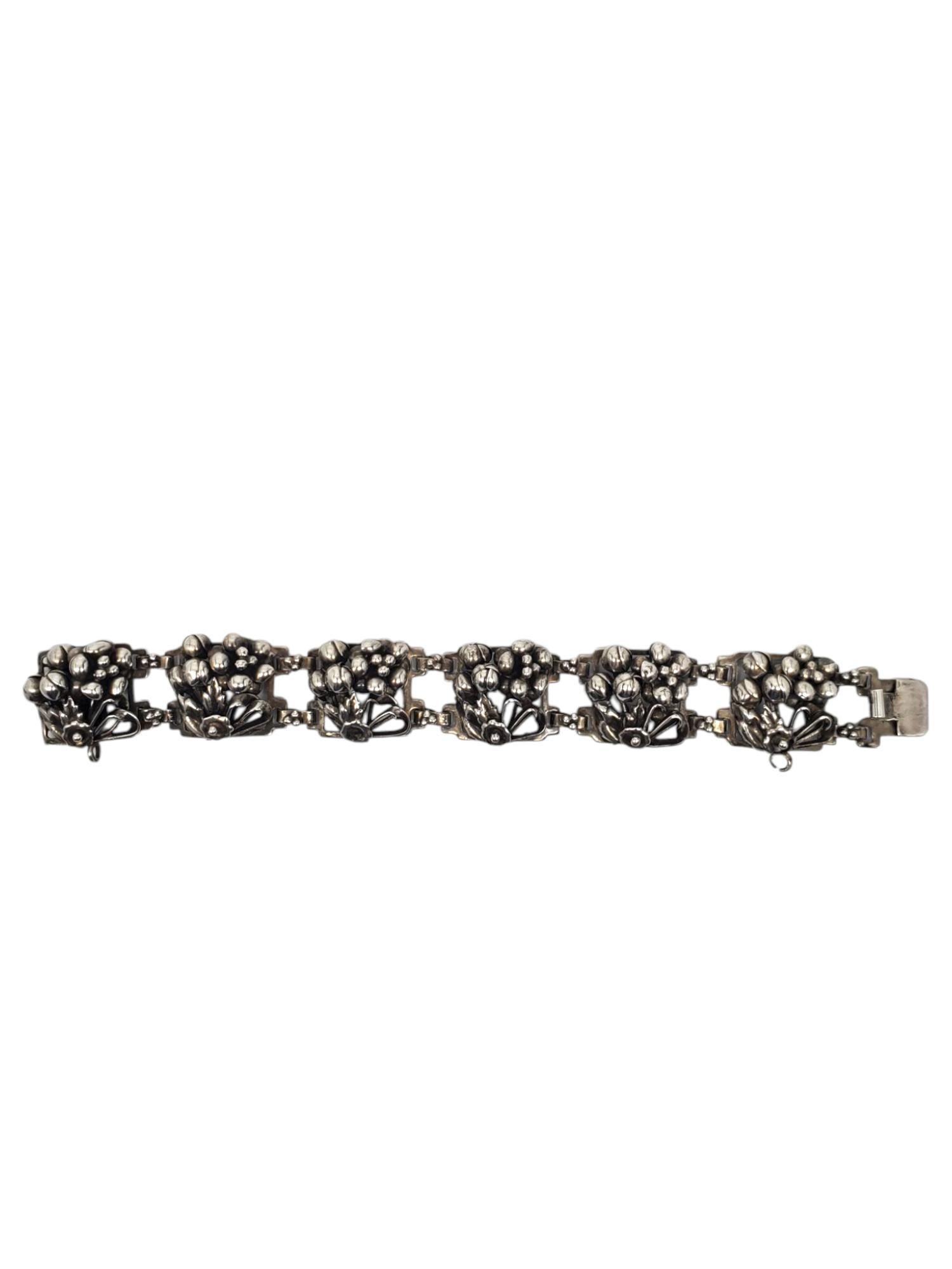 Hobe Bracelet à maillons en argent sterling avec panneaux floraux

Ce superbe bracelet vintage à maillons Hobe présente des panneaux dimensionnels de grappes de fleurs en argent massif avec un fermoir à boucle déployante.

Taille : 7