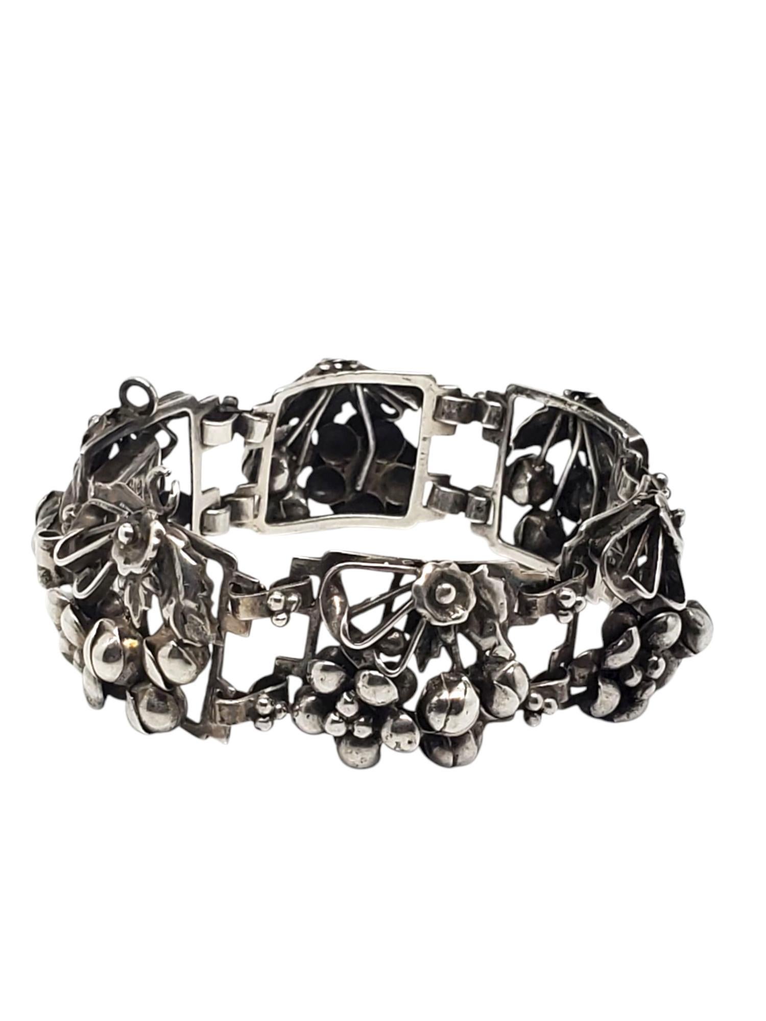 A Silver Link Bracelet avec panneau floral #21543 en vente 1