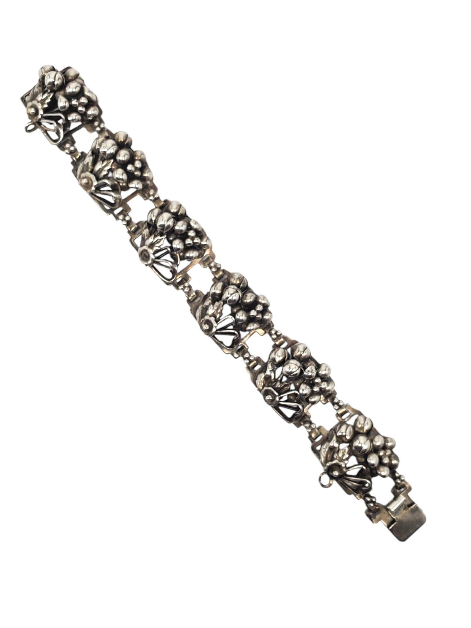 A Silver Link Bracelet avec panneau floral #21543 en vente 2