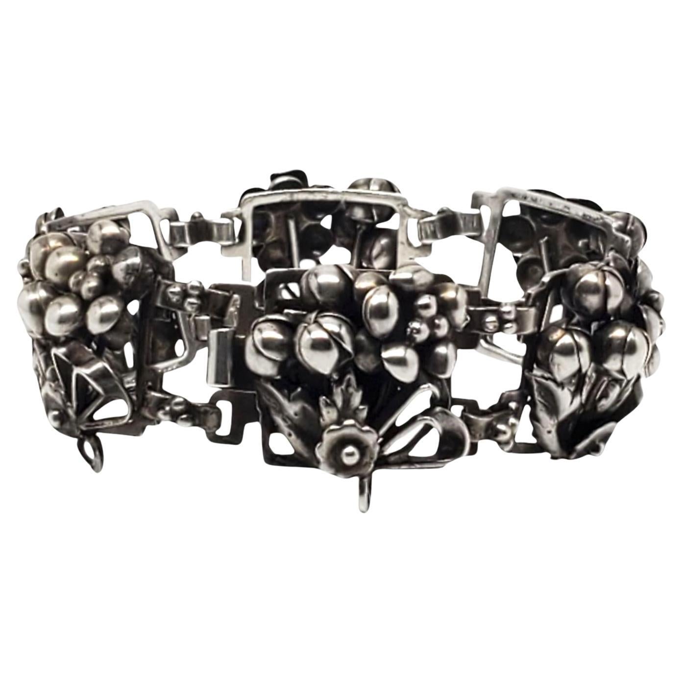 A Silver Link Bracelet avec panneau floral #21543 en vente