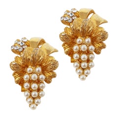 Hobé Boucles d'oreilles fantaisie vintage en perles dorées et cristal avec strass, signées, années 1950