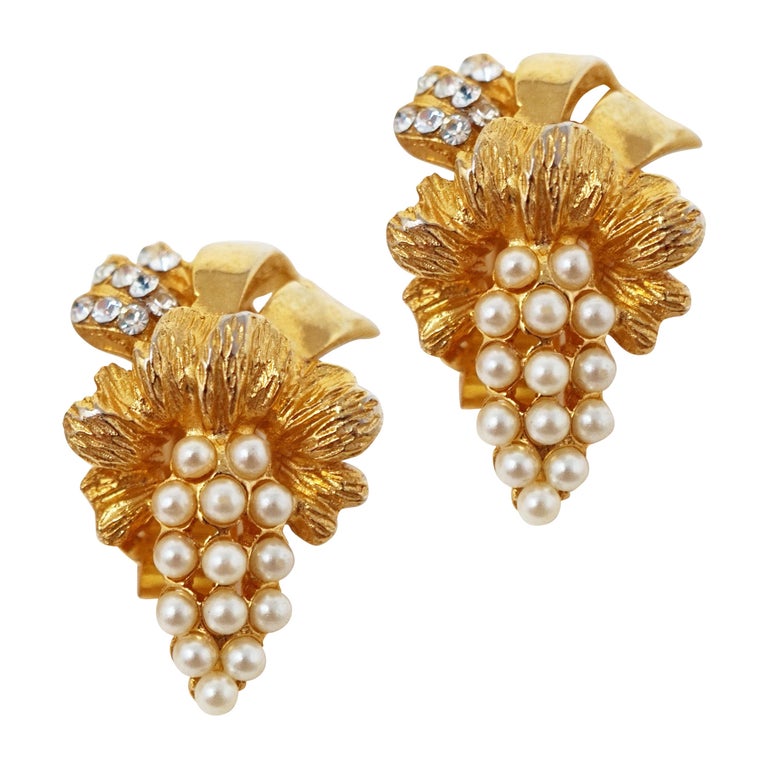 Hobé Boucles d'oreilles fantaisie vintage en perles dorées et cristal avec  strass, signées, années 1950 - En vente sur 1stDibs