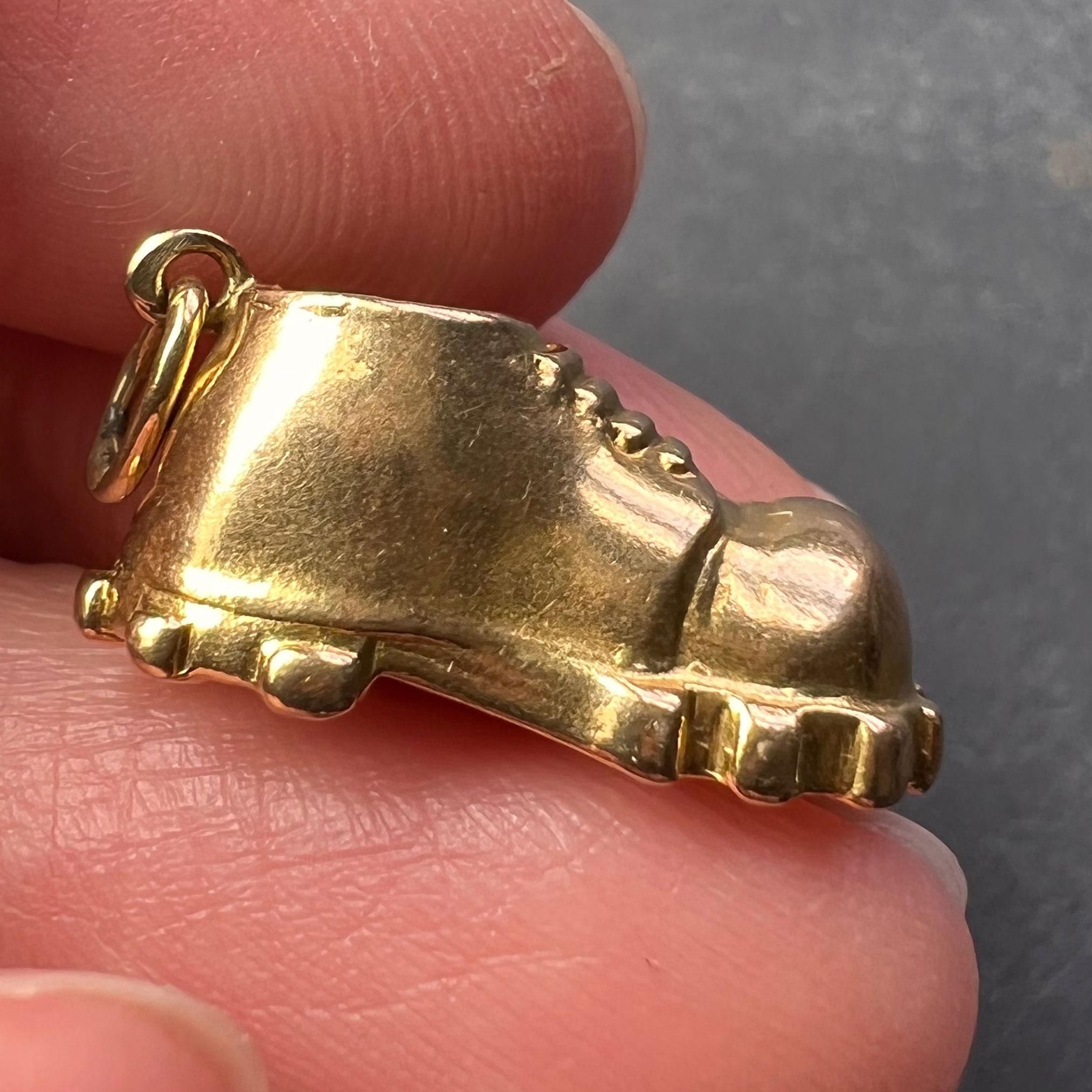 Pendentif breloque en or jaune 18 carats représentant une chaussure cloutée en vente 4