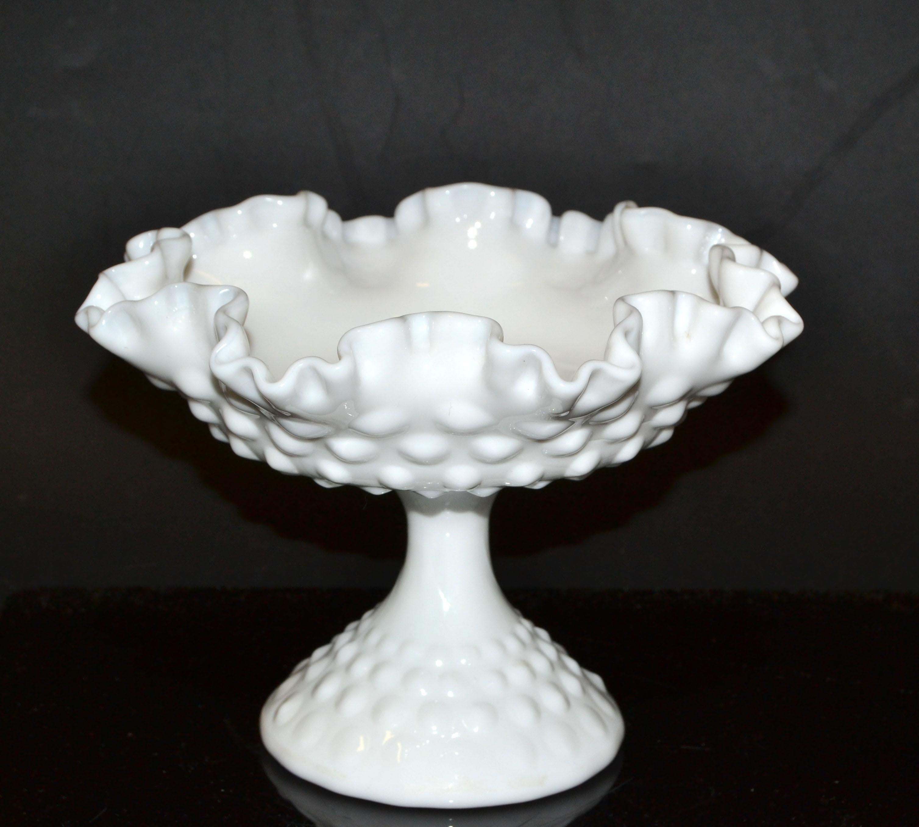 Mid-Century Modern Fenton Hobnail Blanc Ruffled Milk Glass Footed Bowl Candy Cream Serving Bowl 70s en vente