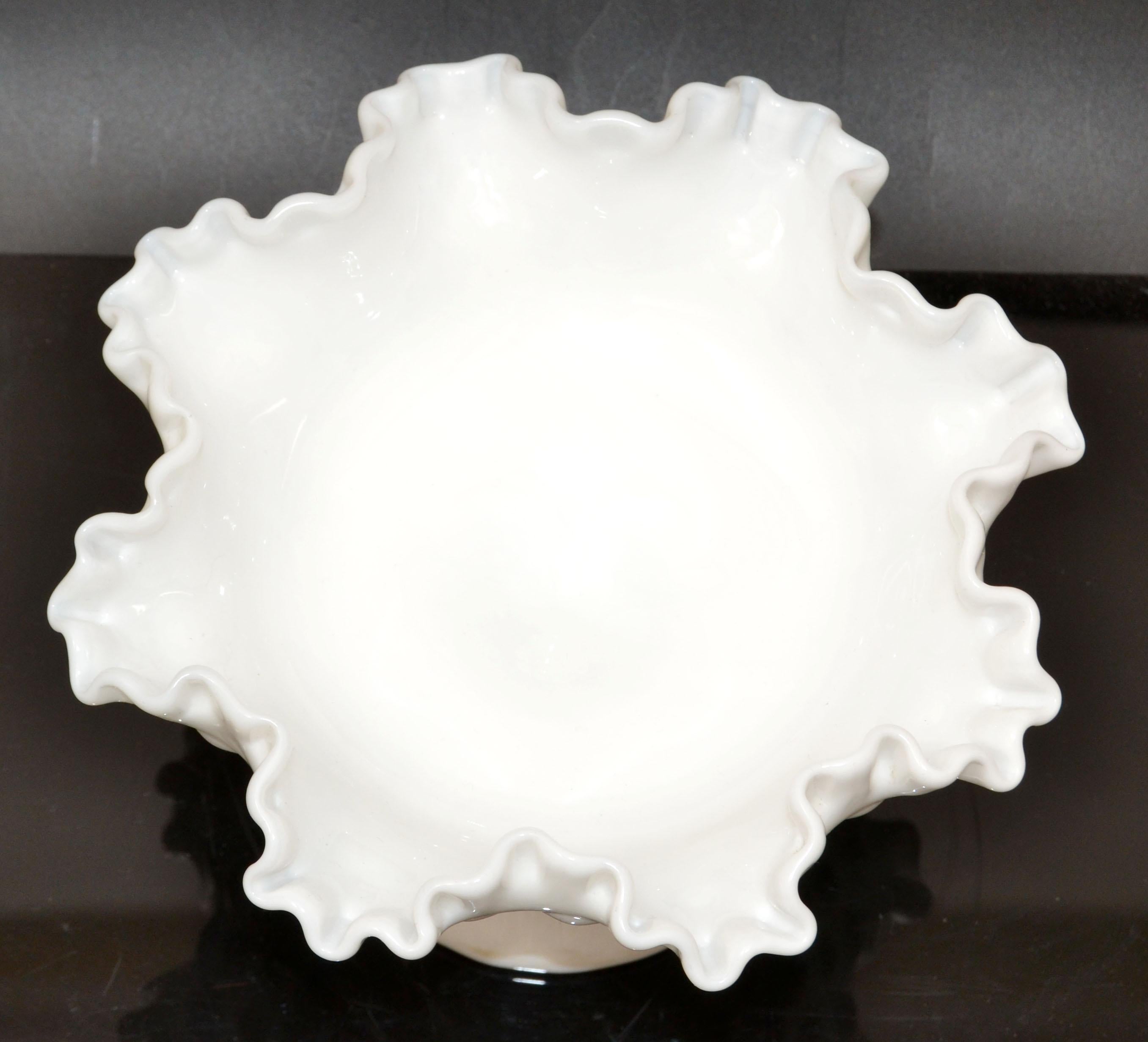 20ième siècle Fenton Hobnail Blanc Ruffled Milk Glass Footed Bowl Candy Cream Serving Bowl 70s en vente