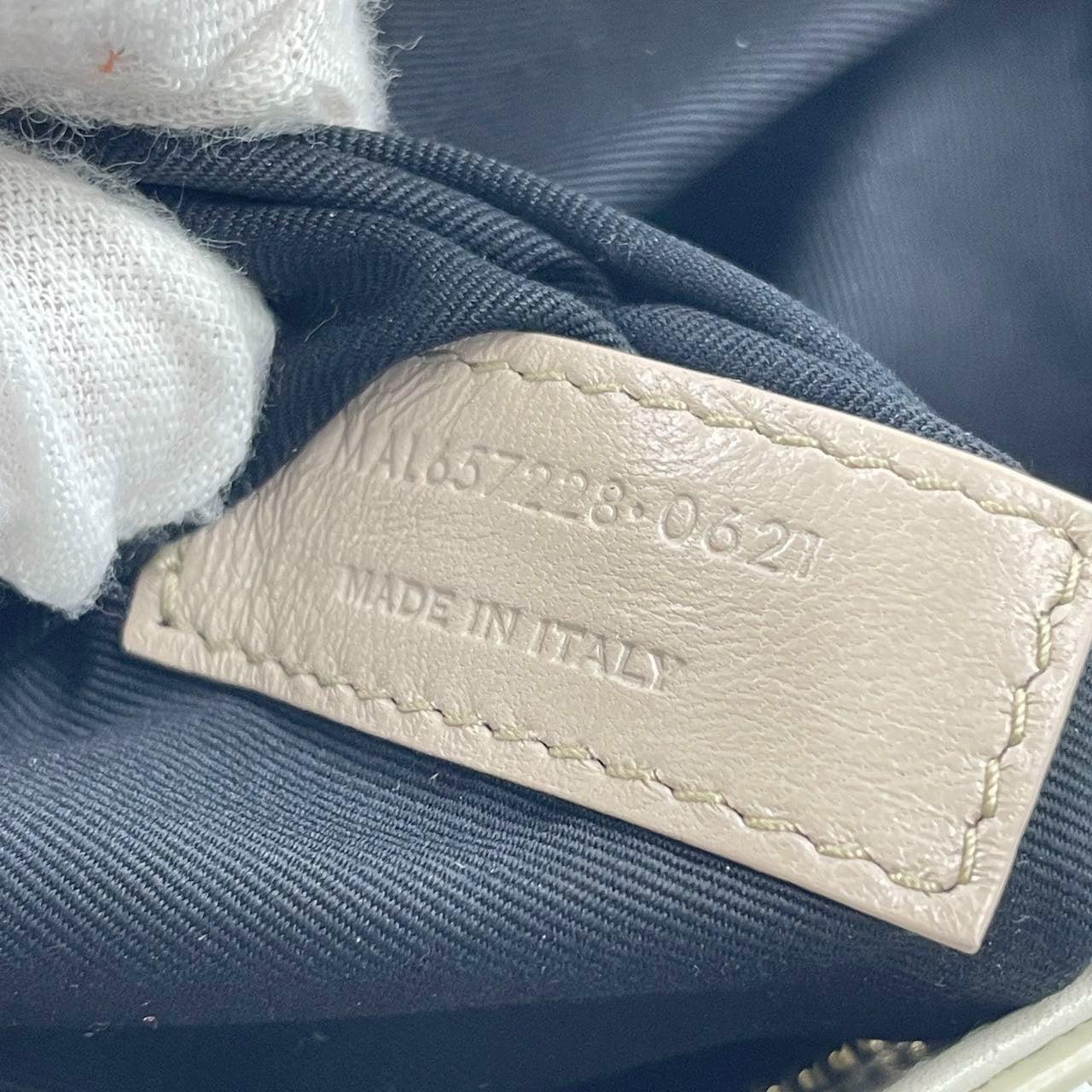 Hobo bag by Yves Saint Laurent Le 5 à 7 Cream White Leather Standard Size For Sale 10