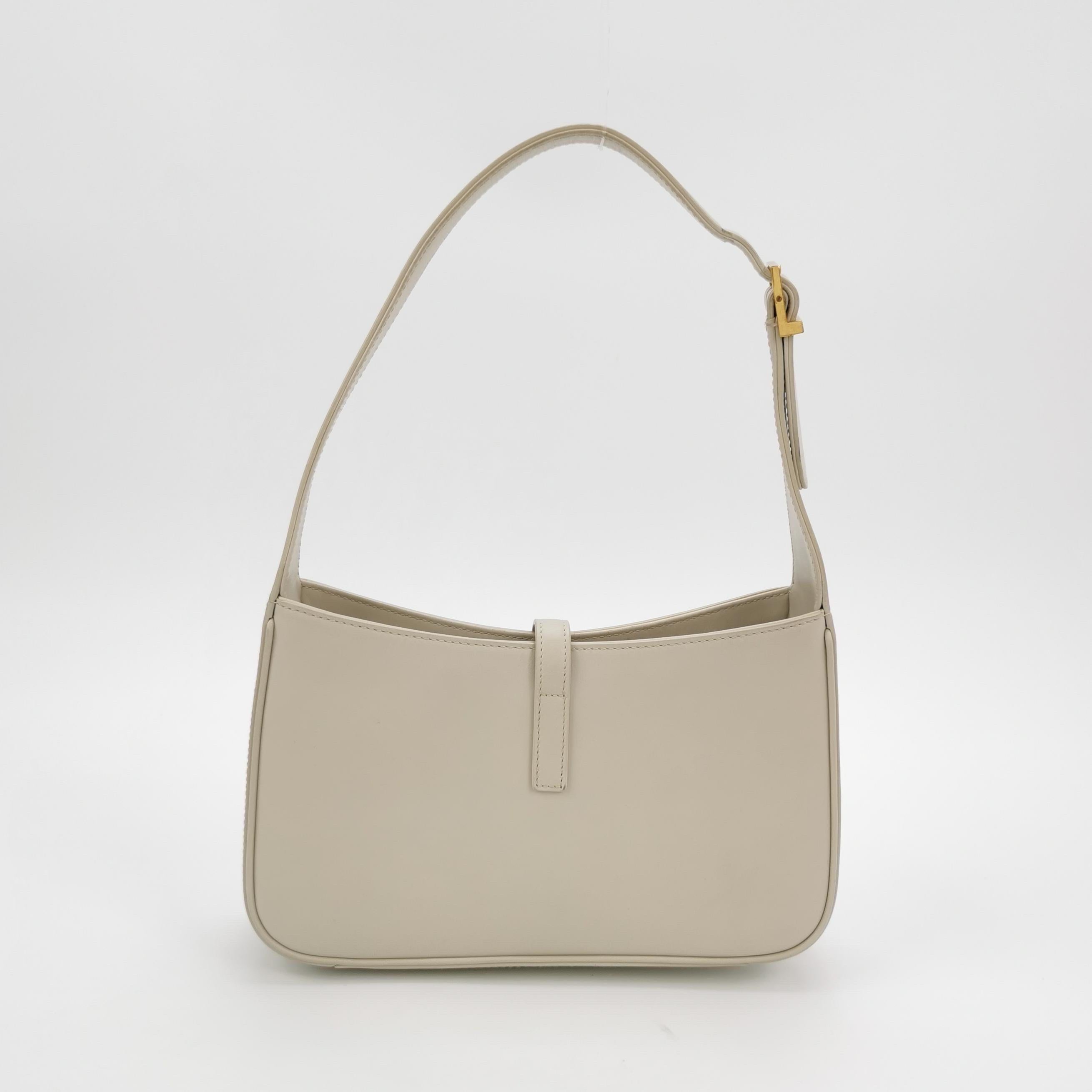 Sac hobo d'Yves Saint Laurent Le 5 à 7 Cuir blanc crème Taille standard Excellent état - En vente à AUBERVILLIERS, FR
