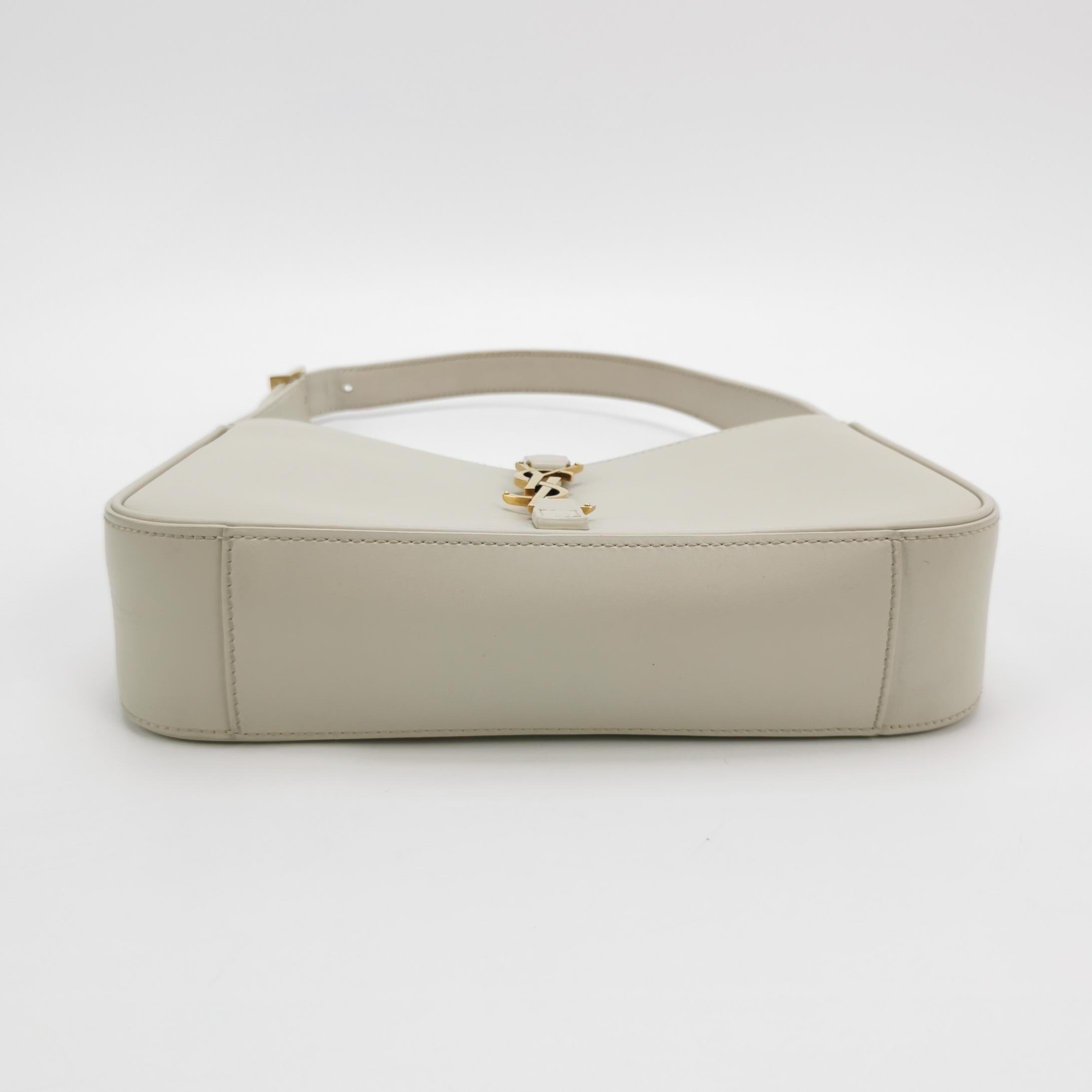 Sac hobo d'Yves Saint Laurent Le 5 à 7 Cuir blanc crème Taille standard Pour femmes en vente