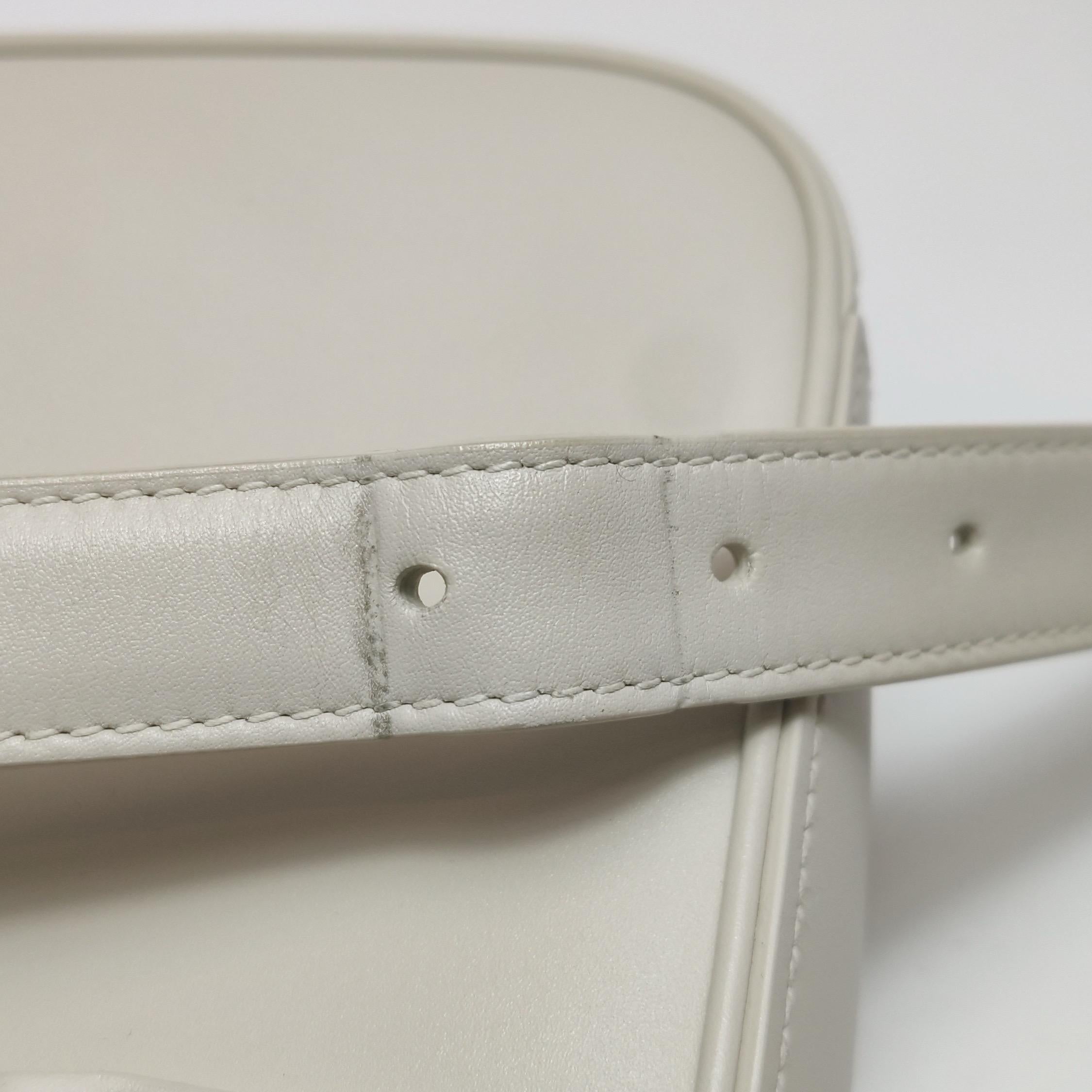 Sac hobo d'Yves Saint Laurent Le 5 à 7 Cuir blanc crème Taille standard en vente 2