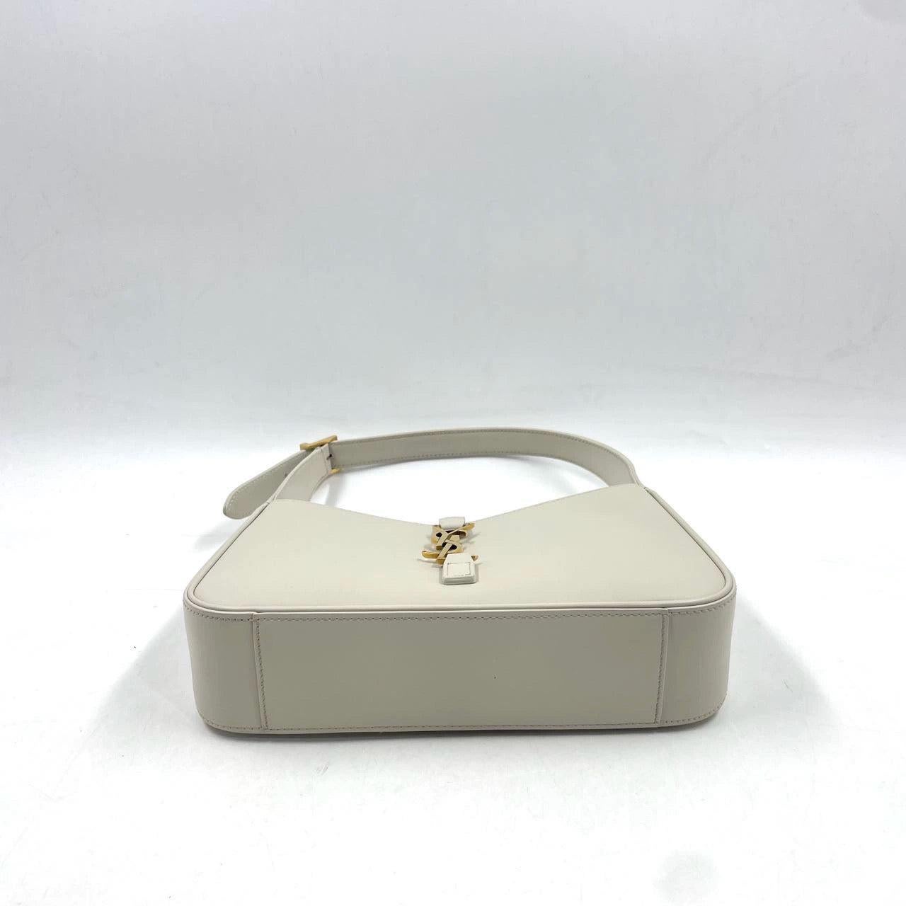 Hobo bag by Yves Saint Laurent Le 5 à 7 Cream White Leather Standard Size For Sale 4