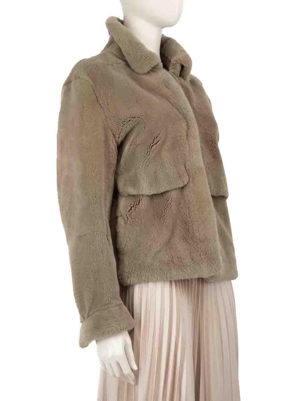 CONDIT ist sehr gut. Kaum sichtbare Abnutzungserscheinungen an der Jacke sind bei diesem gebrauchten Hockley Designer-Wiederverkaufsartikel zu erkennen.
 
 
 
 Einzelheiten
 
 
 Modell: Anahita Jacke
 
 Grau
 
 Pelz
 
 Jacke
 
 Lange Ärmel
 
