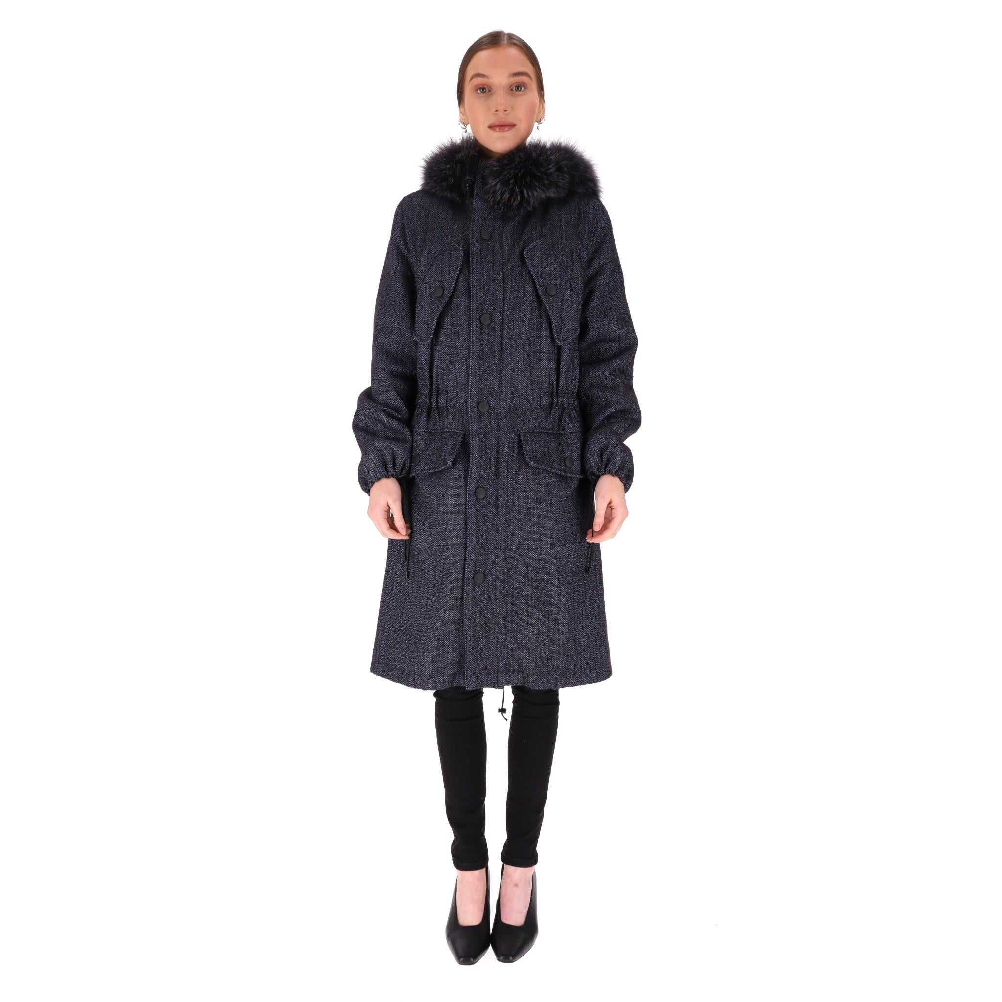 Hockley Saga Furs Cappotto in tweed con bordo in pelliccia di volpe e coniglio

Cappotto al ginocchio in tessuto tweed blu e nero con bordo in pelliccia.

Presenta una chiusura frontale con bottoni e coulisse regolabili in vita, sulle maniche e sul