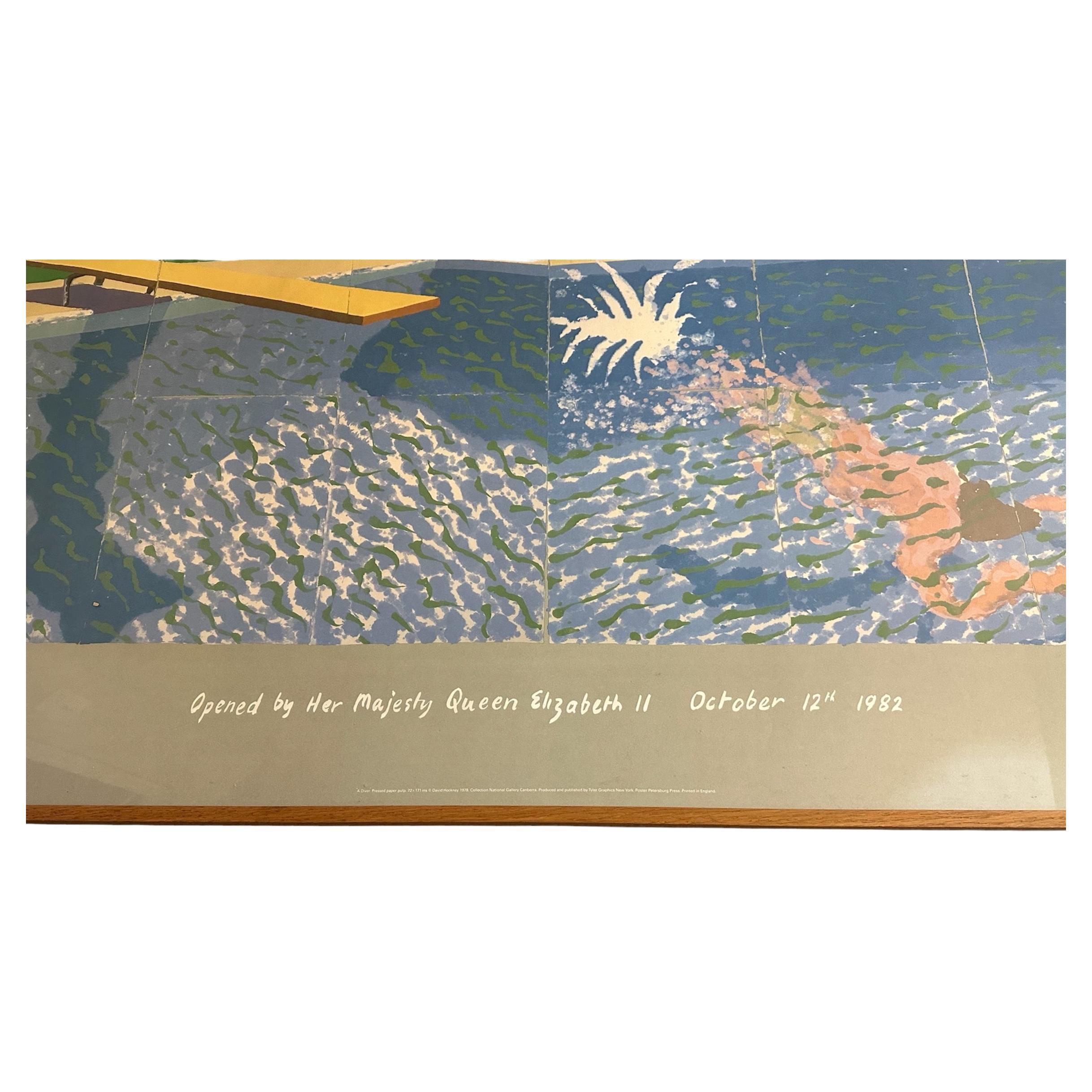 Emocionante litografía Hockney Un buceador de piscinas de papel. Se trata de una maravillosa y emocionante litografía, Cartel original de exposición para la Galería Nacional Australiana de Canberra, Piscinas de papel, 1982, en la que aparece Un