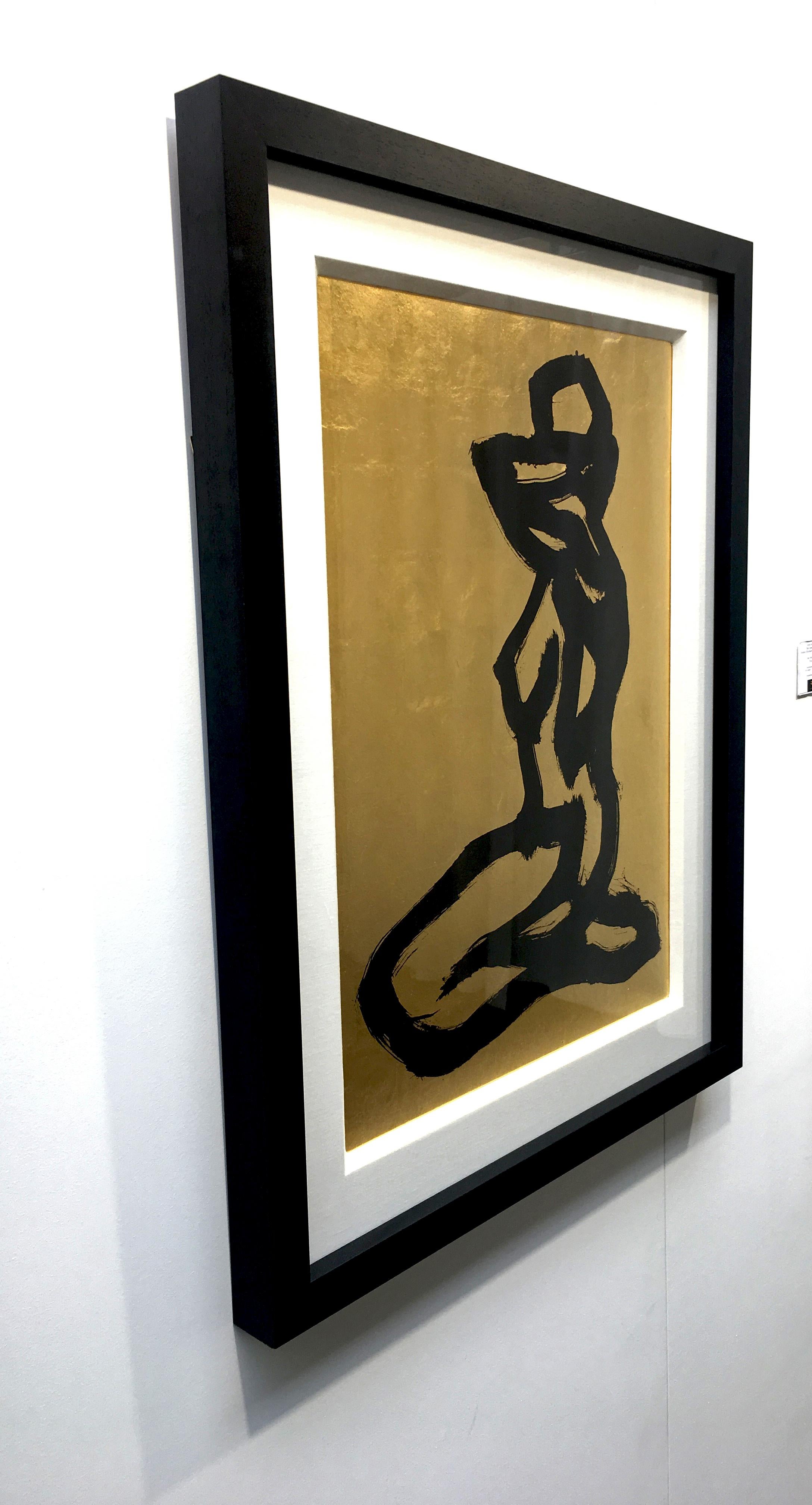 Bond Girl – Modernes abstraktes Blattsilber, figuratives Gemälde mit schwarzer Tinte (Schwarz), Figurative Painting, von Hocktee Tan