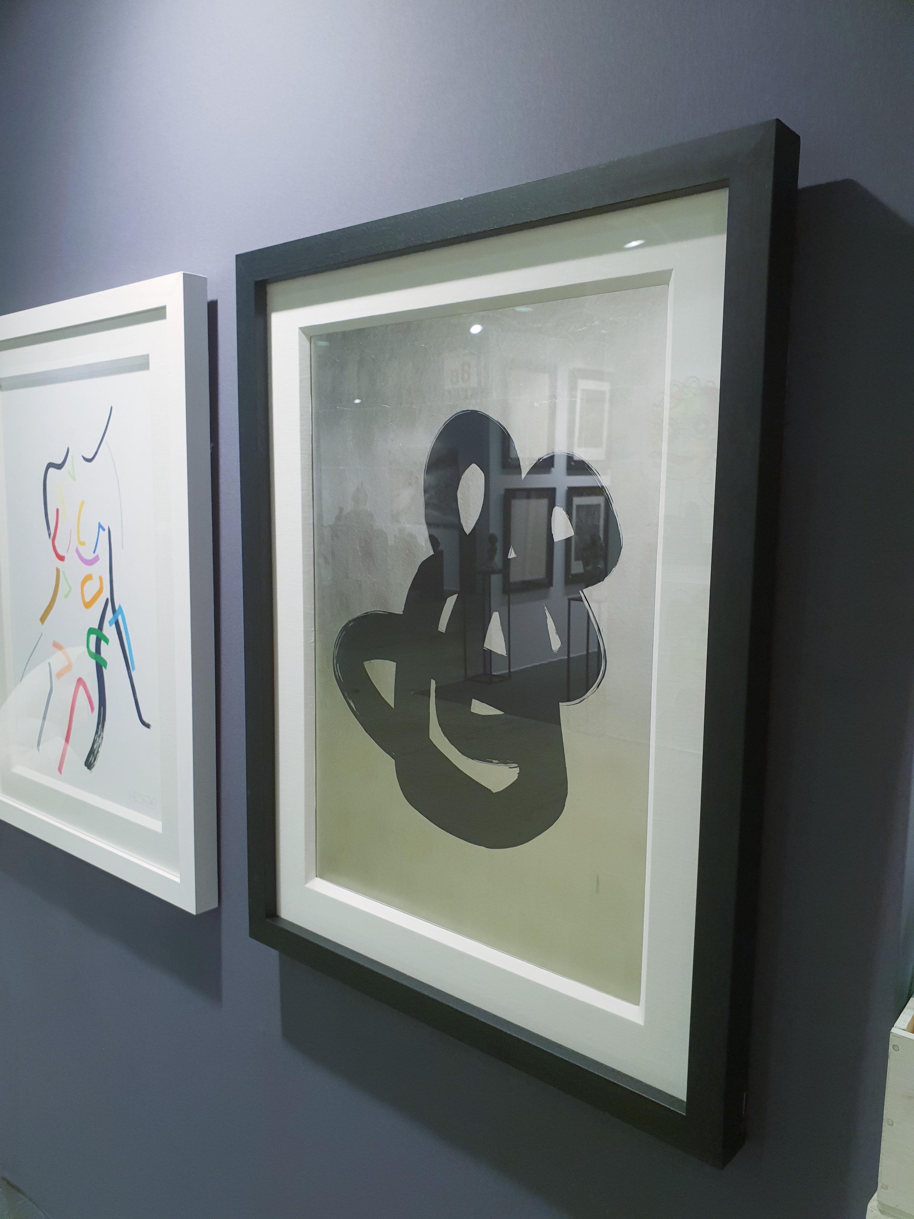 Love by Hock Tee Tan Modern Abstract Silver feuille, peinture figurative à l'encre noire en vente 2