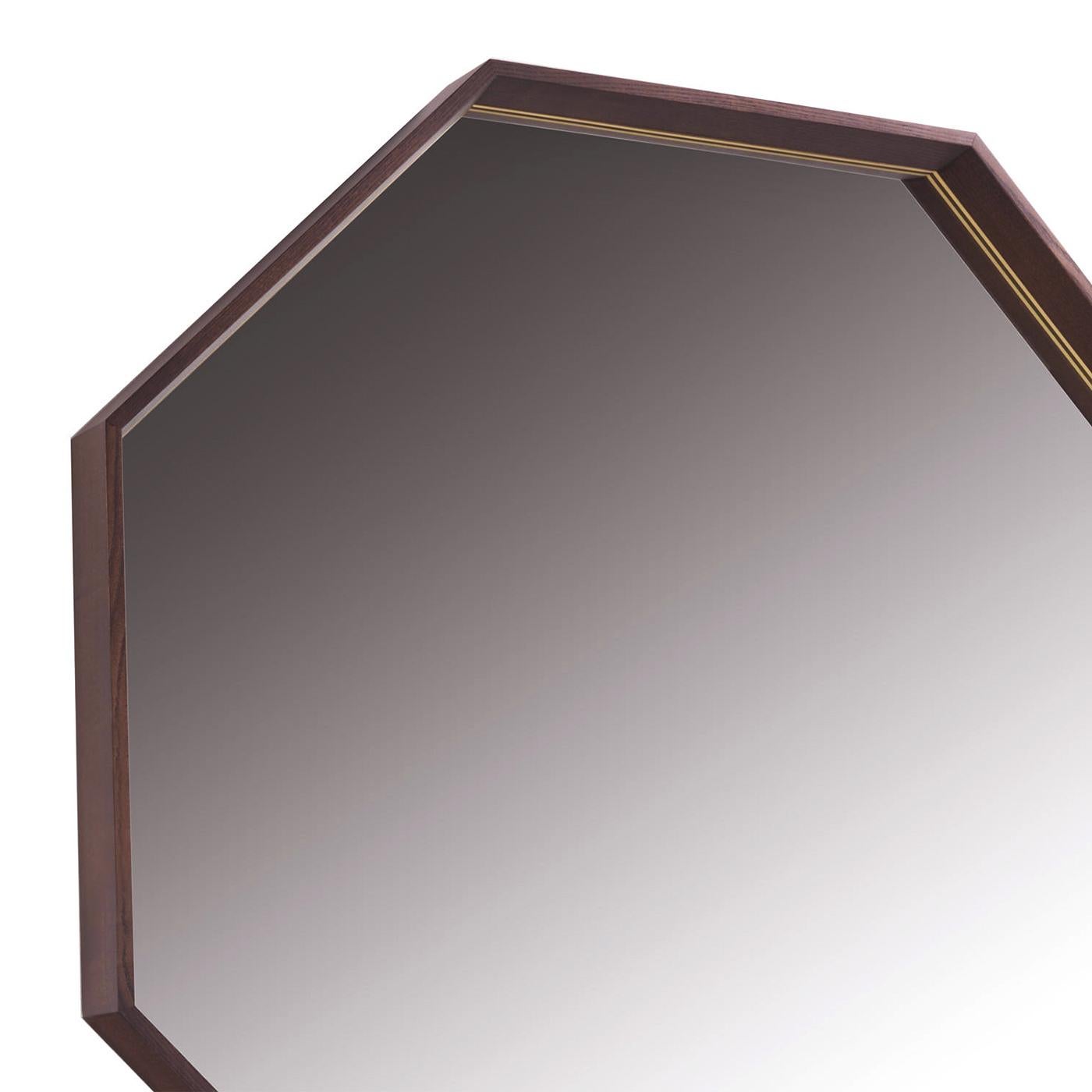 Mirror Hocto ash with solid ash structure
in walnut finish. With mirror glass. Frame
with brushed brass inserts.