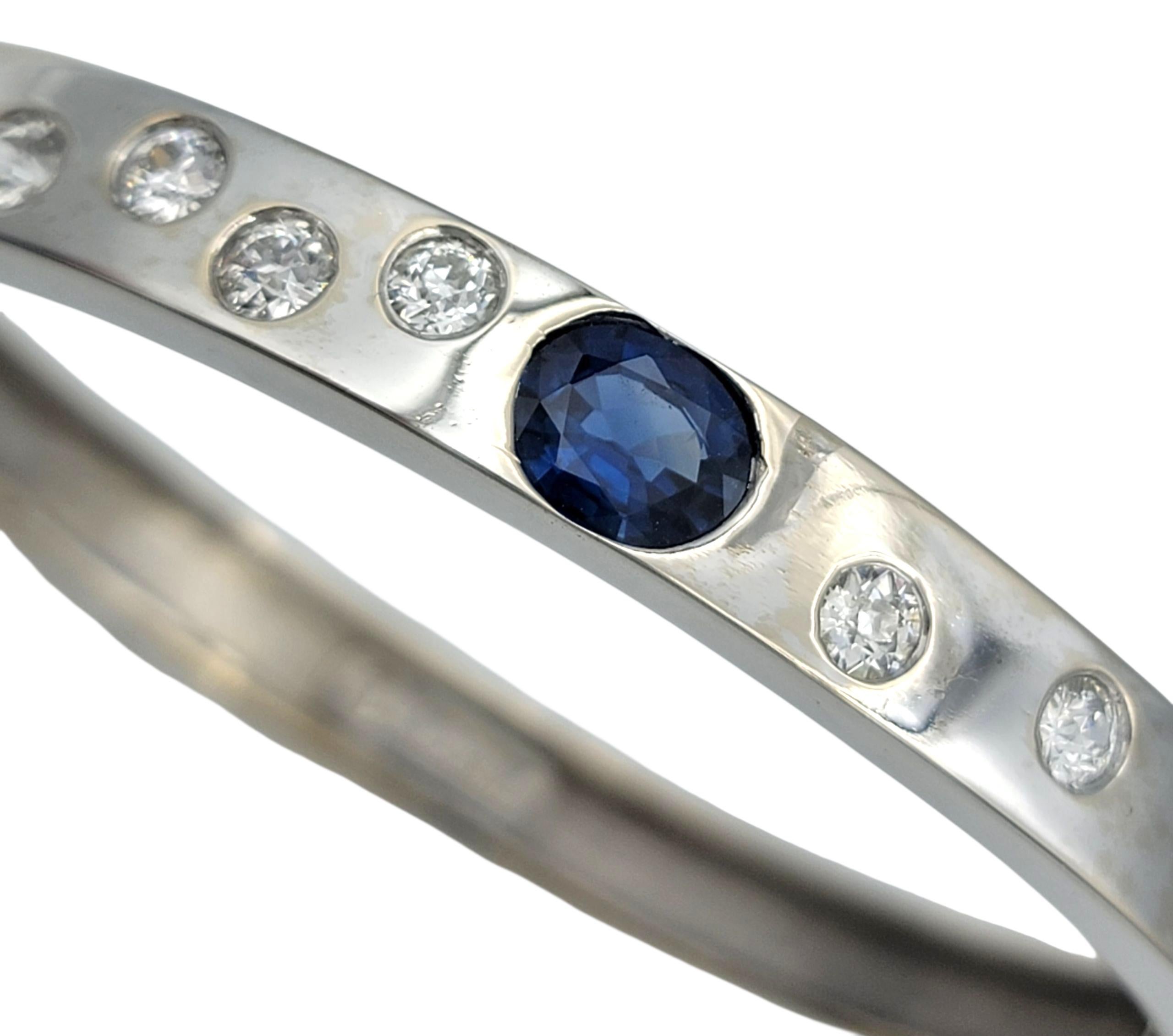 Contemporaneo Bracciale a cerniera con zaffiro blu e diamanti Hodson's in oro bianco 14 carati in vendita
