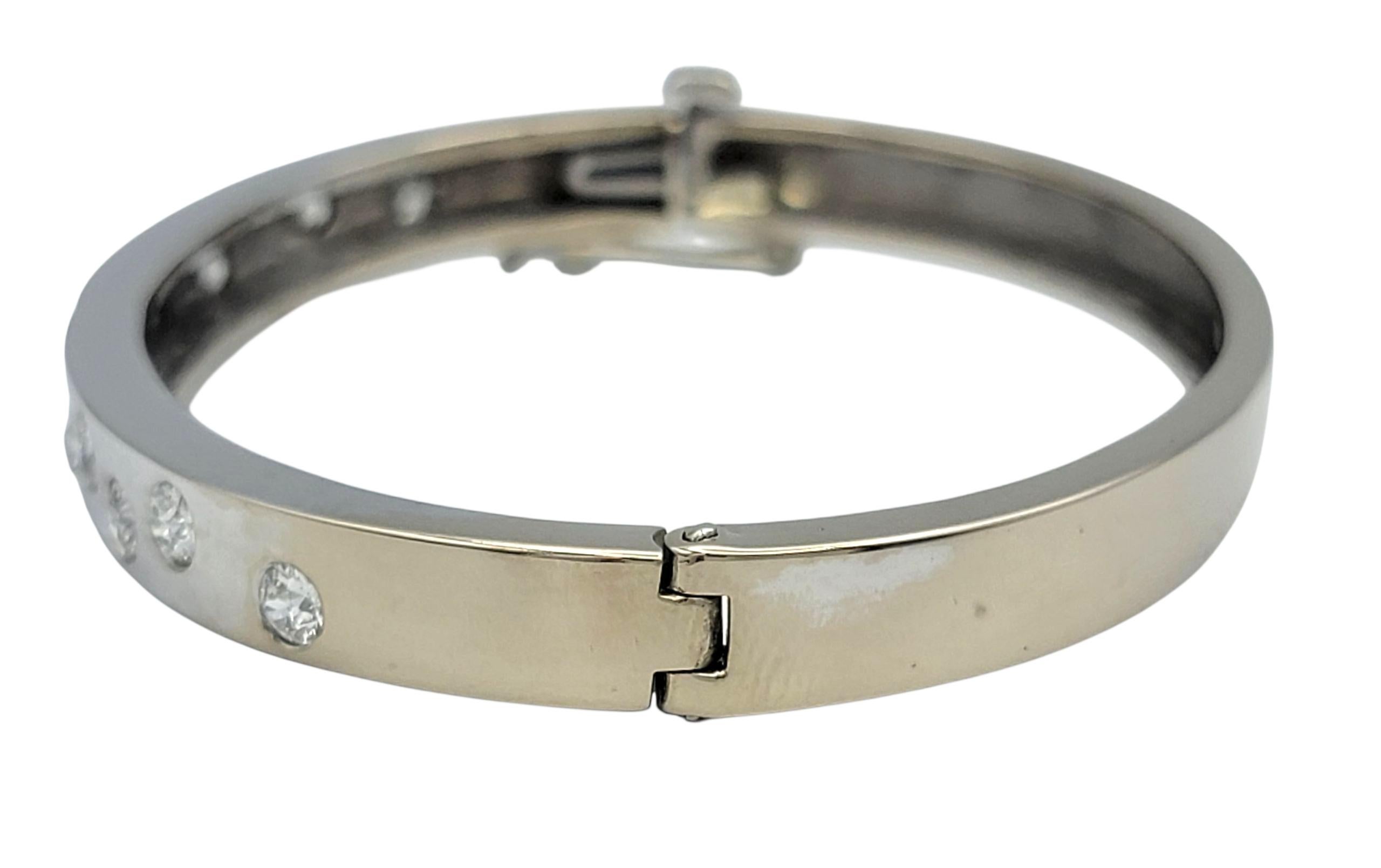 Bracciale a cerniera con zaffiro blu e diamanti Hodson's in oro bianco 14 carati in vendita 1