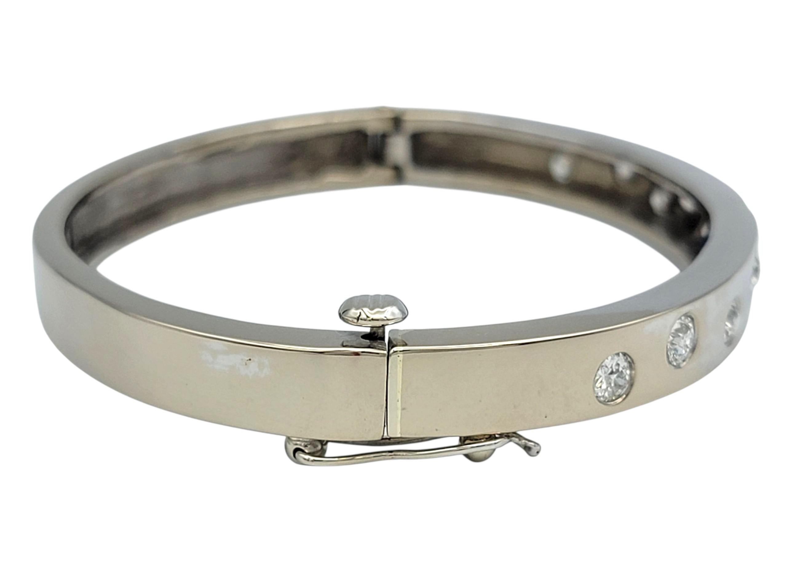 Bracciale a cerniera con zaffiro blu e diamanti Hodson's in oro bianco 14 carati in vendita 2