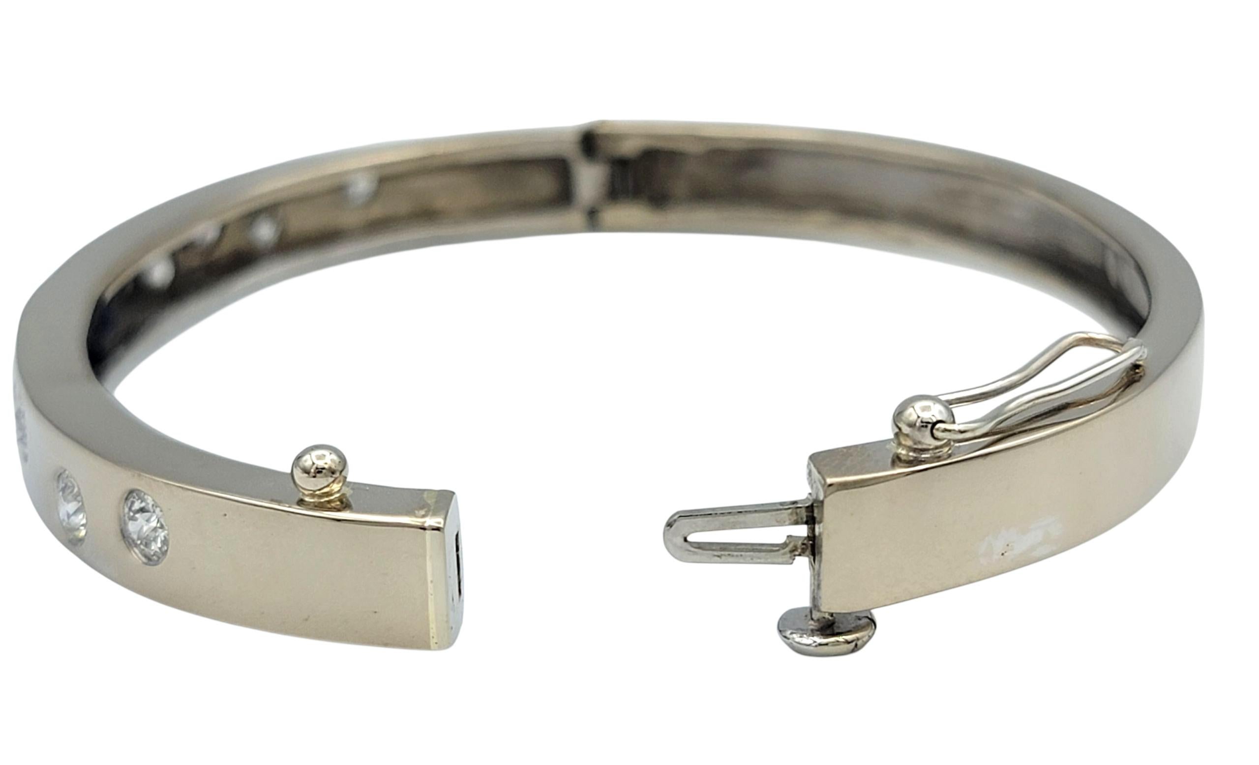 Bracciale a cerniera con zaffiro blu e diamanti Hodson's in oro bianco 14 carati in vendita 3
