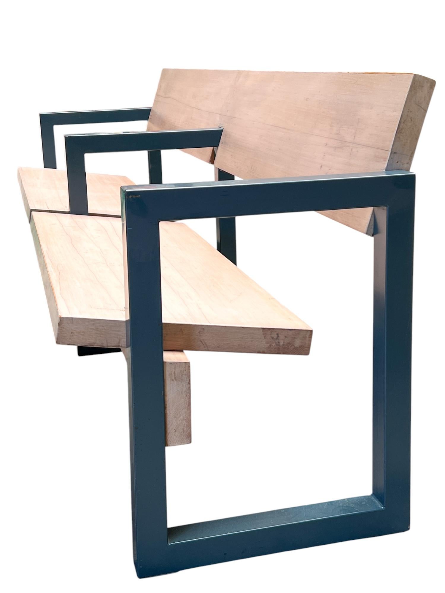 Este banco, diseñado en 1963 para la *Iglesia Hoeksteen* de Uithoorn, representa el último diseño de Gerrit Rietveld y un hito importante en la historia del diseño moderno. Fabricada en pino Paraná y acero pintado, refleja los principios de Rietveld