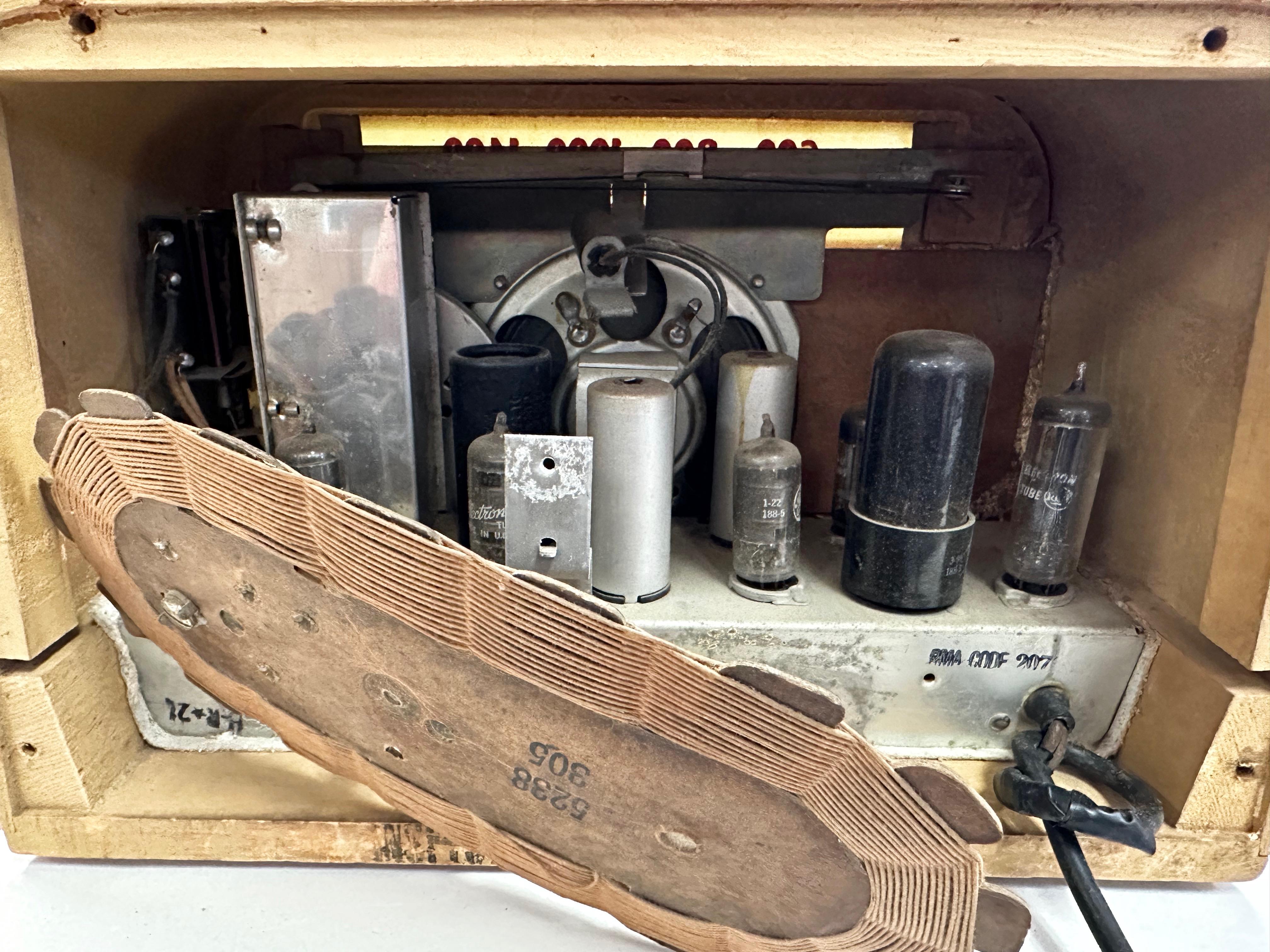 Hoffman Model A-309 Radio by Charles and Ray Eames and Evans Products Co., 1946 For Sale 12