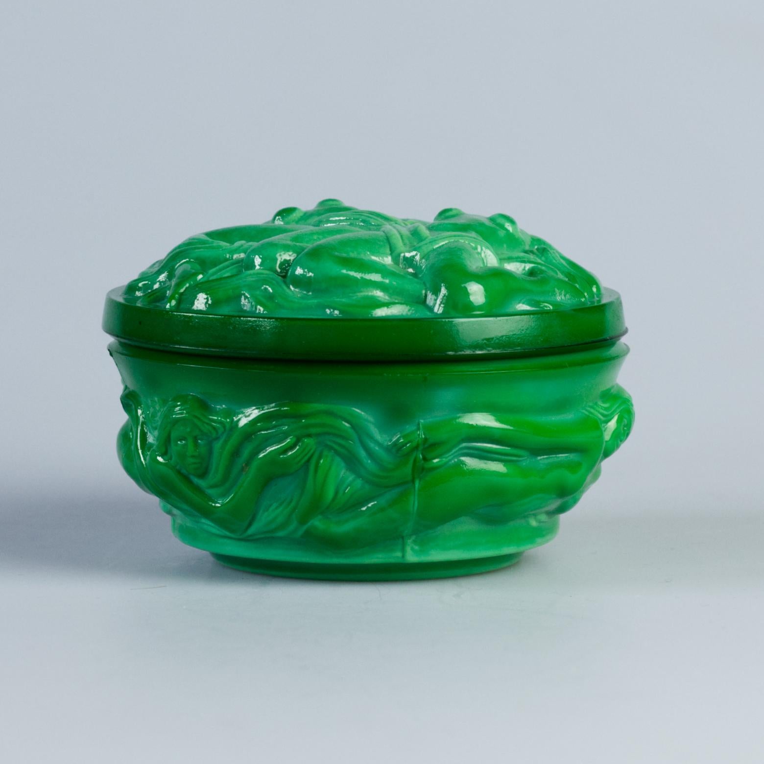 Fantástico ejemplo de una caja de baratijas checa Art Decó I. Heinrich Hoffmann de cristal de malaquita en altorrelieve con desnudo reclinado. Está realizado en hermoso cristal checoslovaco de malaquita verde con desnudos en los laterales y la tapa