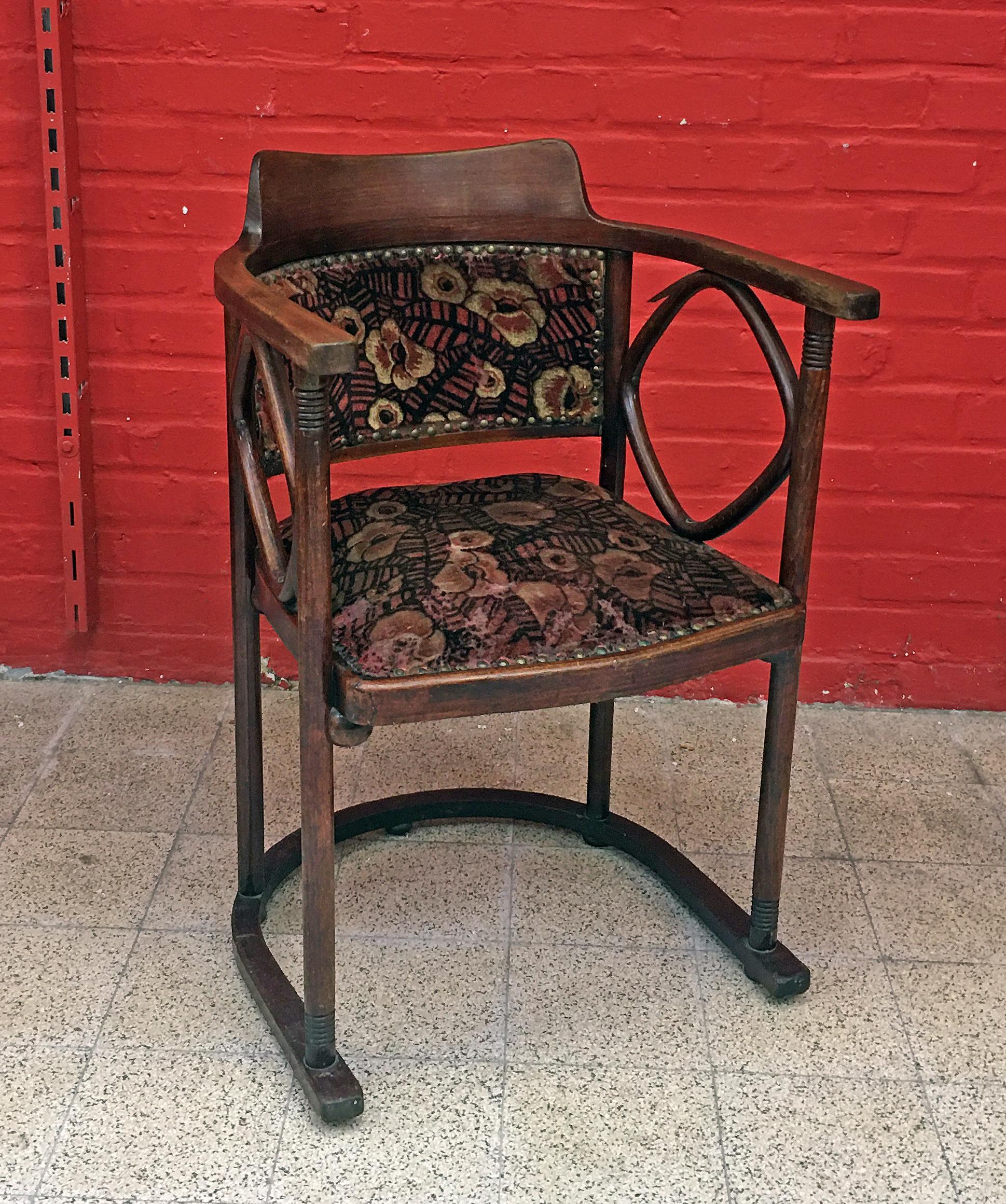 Hoffmann Josef, curved beech armchair, circa 1900.
Need to be restorated. Fabric to change.
No lack but some damage in bending wood 
4 available.
    