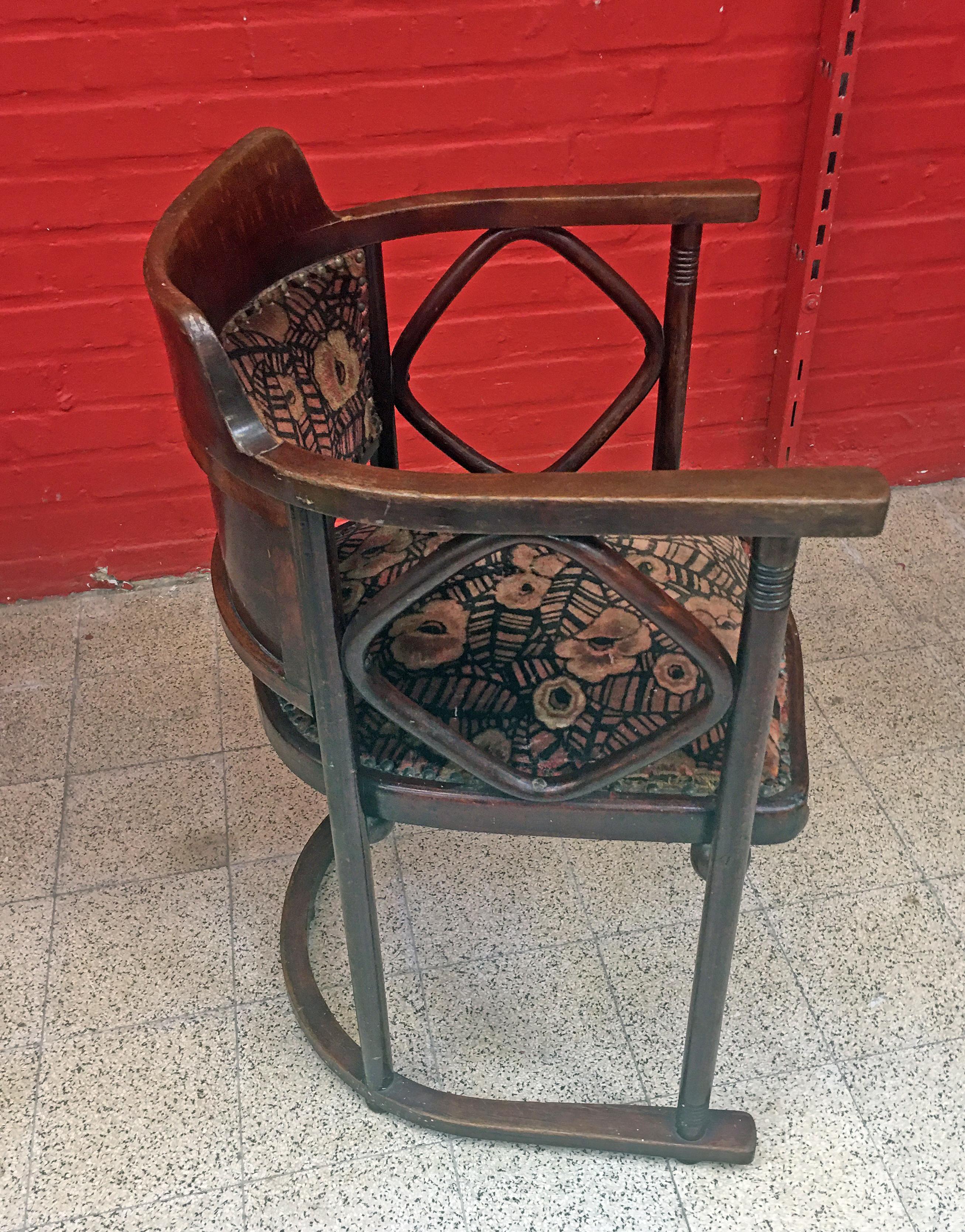 Hoffmann Josef, fauteuil en hêtre courbé, vers 1900.
Besoin d'être restauré. Tissu à changer.
Pas de manque mais quelques dommages sur le siège en bois
4 disponibles.
 