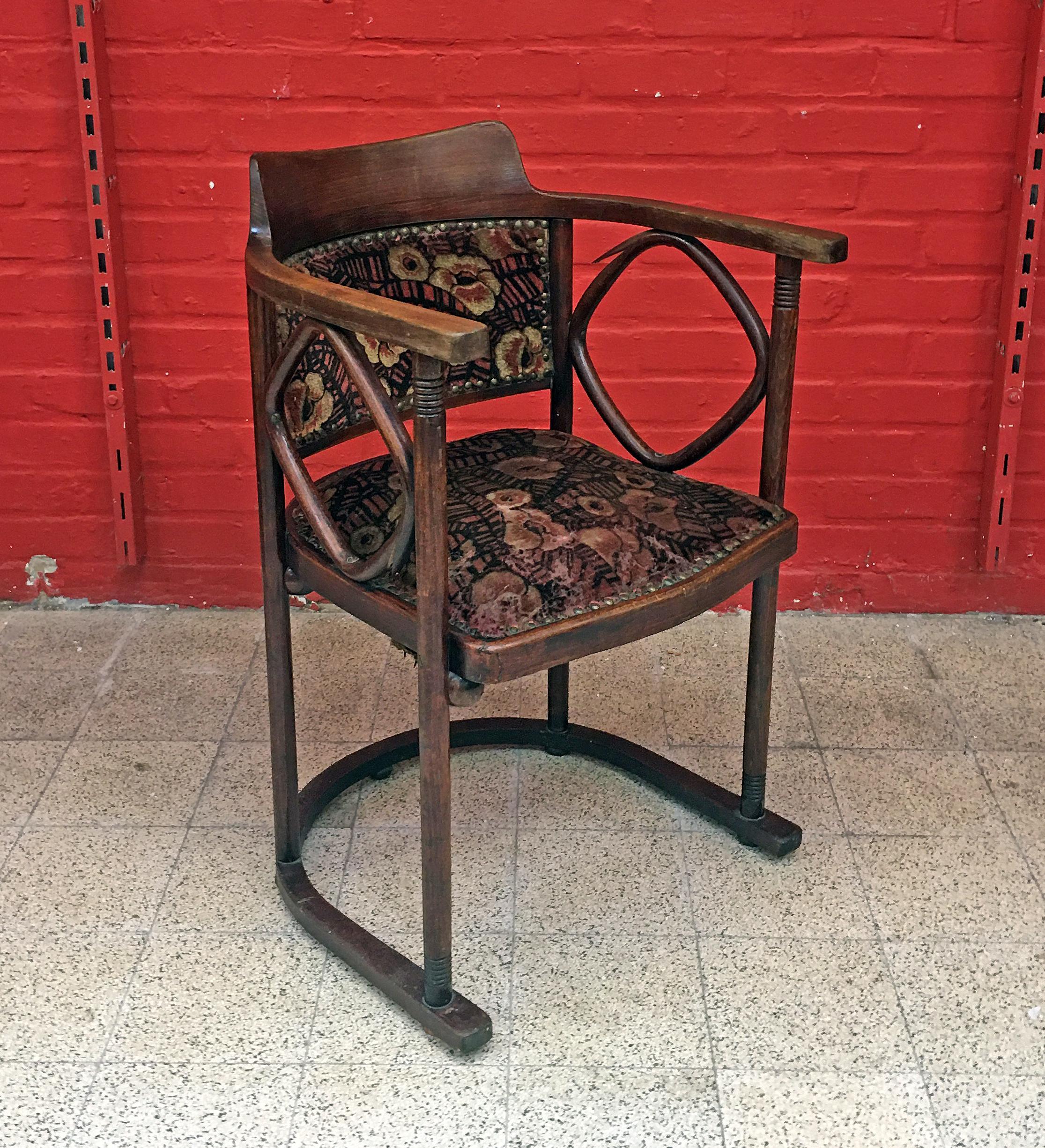 Hoffmann Josef, Curved Beech Armchair, circa 1900 In Fair Condition For Sale In Saint-Ouen, FR