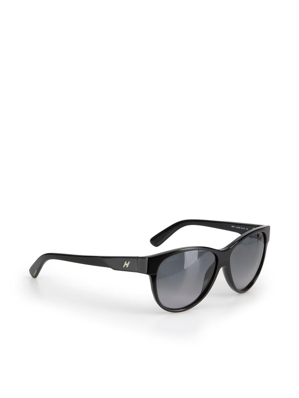 CONDITION is Very good. Minimal wear to sunglasses is evident. Minimal scuffs to the arms and a few on the left lens on this used Hogan designer resale item. 
 
 
 
 Details
 
 
 Black
 
 Acetate
 
 Sunglasses
 
 Oversized frame
 
 Grey clear