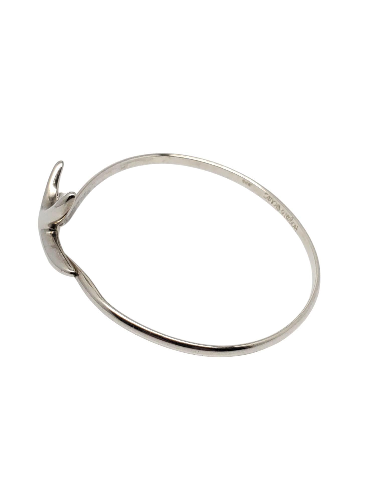 Hogan & Bolas Bracciale con stella marina in argento sterling 

Questo delizioso braccialetto bangle presenta un design a forma di stella marina con chiusura a gancio in argento sterling lucido di Hogan & Bolas.

Dimensioni: circa 6 1/4