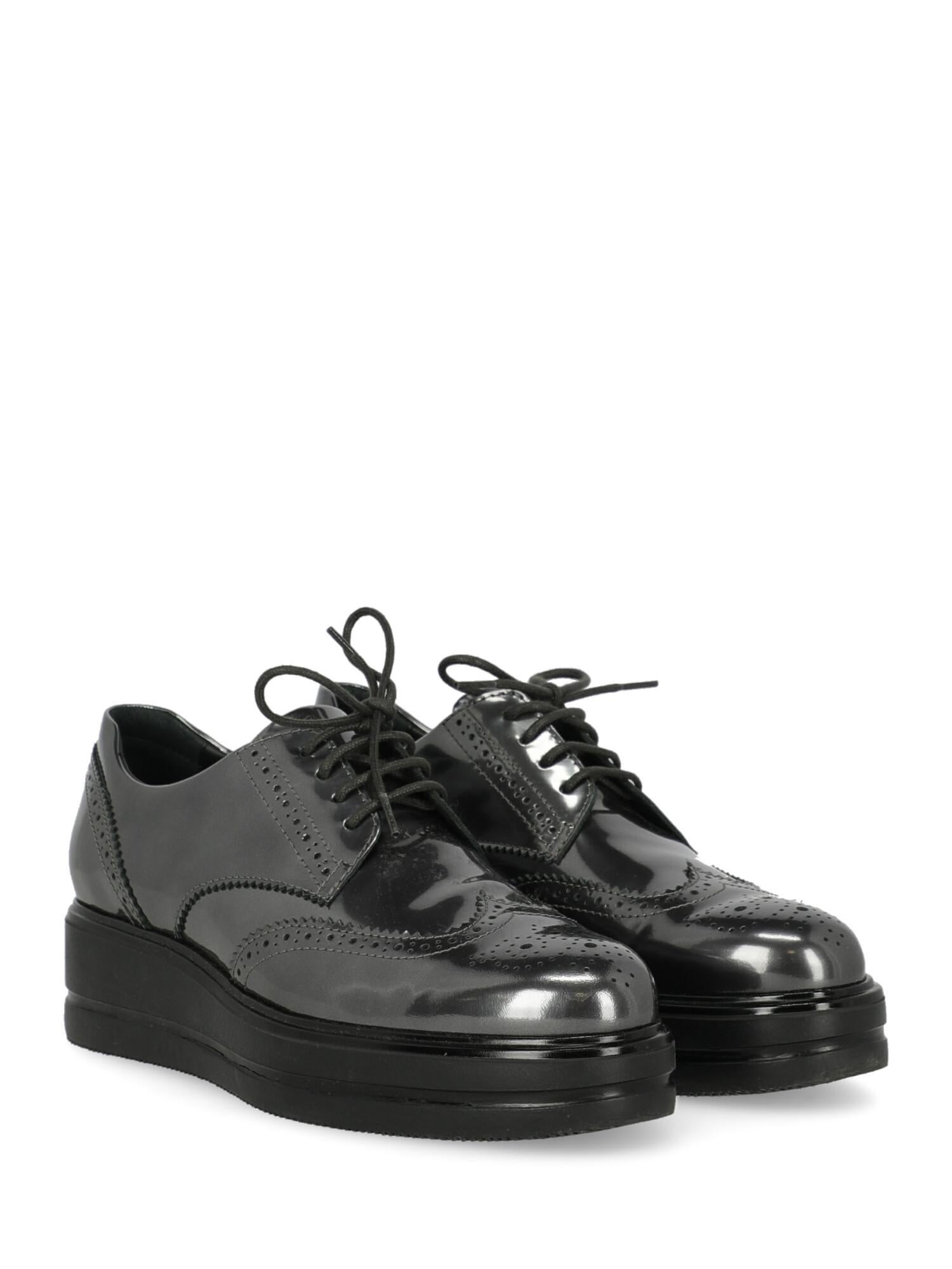 Shoe, leather, solid color, oxford, back logo, lace-up, leather insole.

Includes:
- Dust bag
- Box

Product Condition: Very Good
Sole: negligible signs of use. Upper: negligible stains, negligible wrinkle.

Composition:
Upper: 100% Leather
Sole: