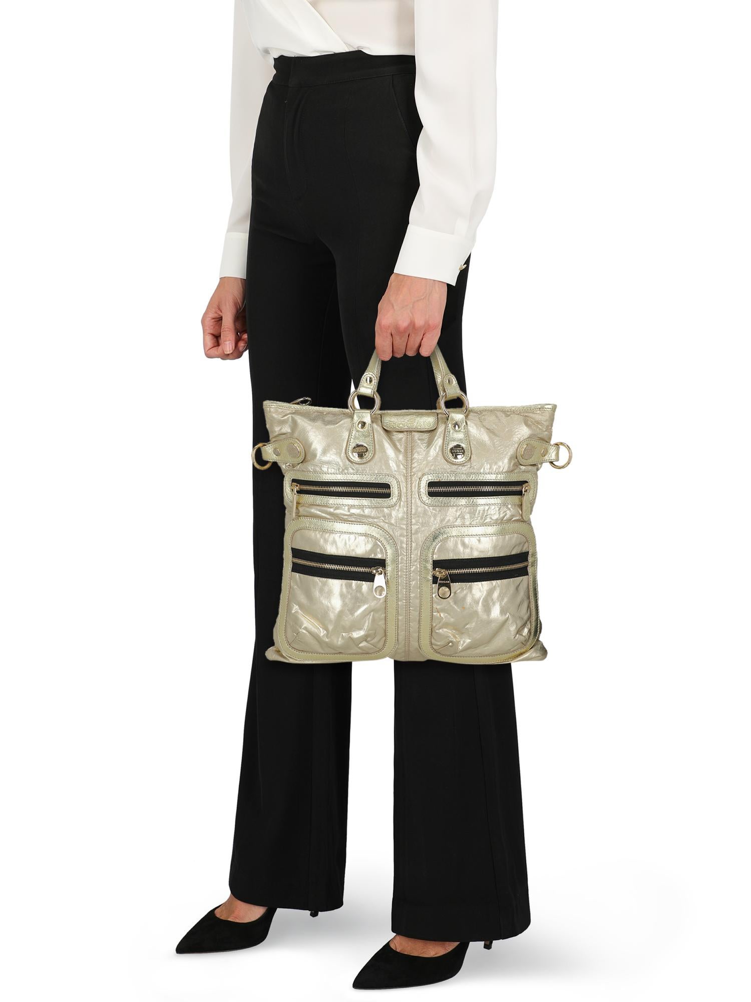 Bag, synthetic fibers, solid color, metallic effect, front logo, zipper fastening, gold-tone hardware, multiple pockets, day bag.

Includes:
- Shoulder strap
- Dust bag

Product Condition: Good
Hardware: slightly visible scratches. Fabric: visible