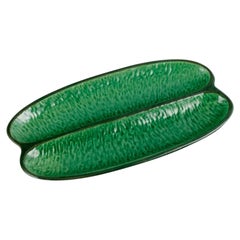Höganäs, piatto in ceramica allungato in due parti dalla forma organica. Metà del XX secolo.