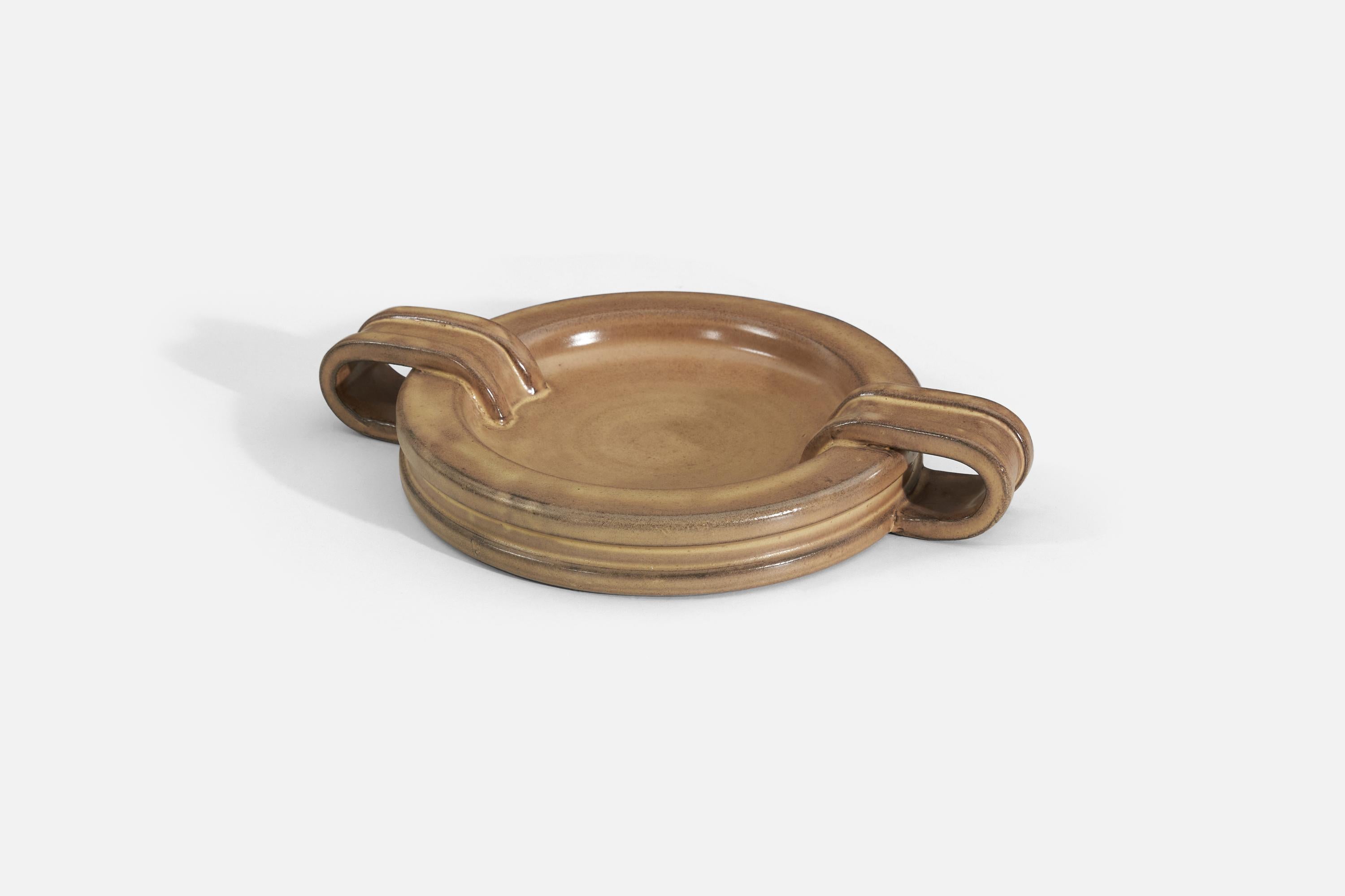 A decorative dish or vide-poche in beige-glazed stoneware. Produced by Höganäs Keramik, Sweden, c. 1940s.