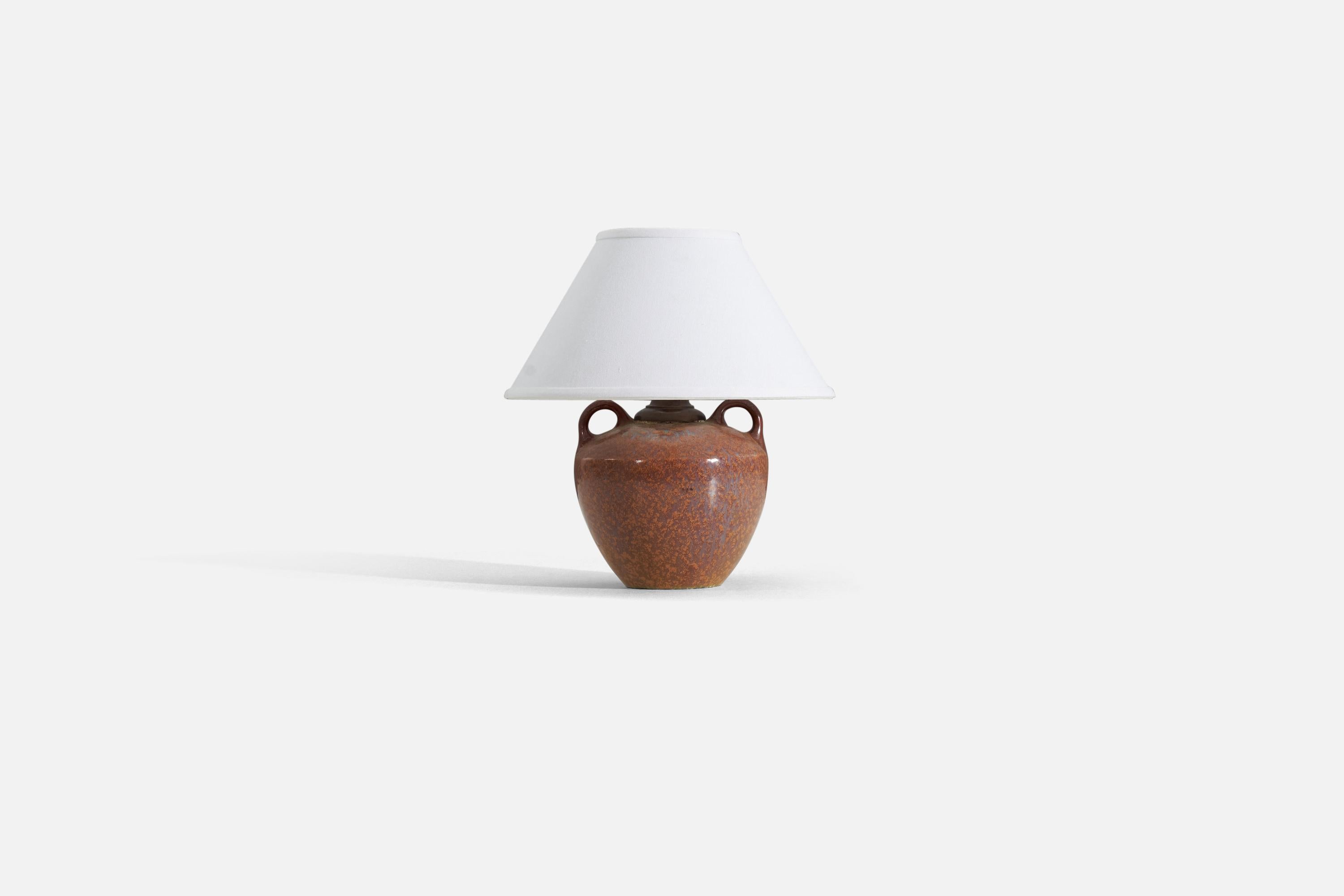 Lampe de table en grès produite par Höganäs Keramik, Suède, c. 1940s.

Les mesures indiquées sont celles de la lampe. L'abat-jour n'est pas inclus dans l'achat.

Pour référence :

Abat-jour : 5 x 12,25 x 7,25
Lampe avec abat-jour : 13.75 x