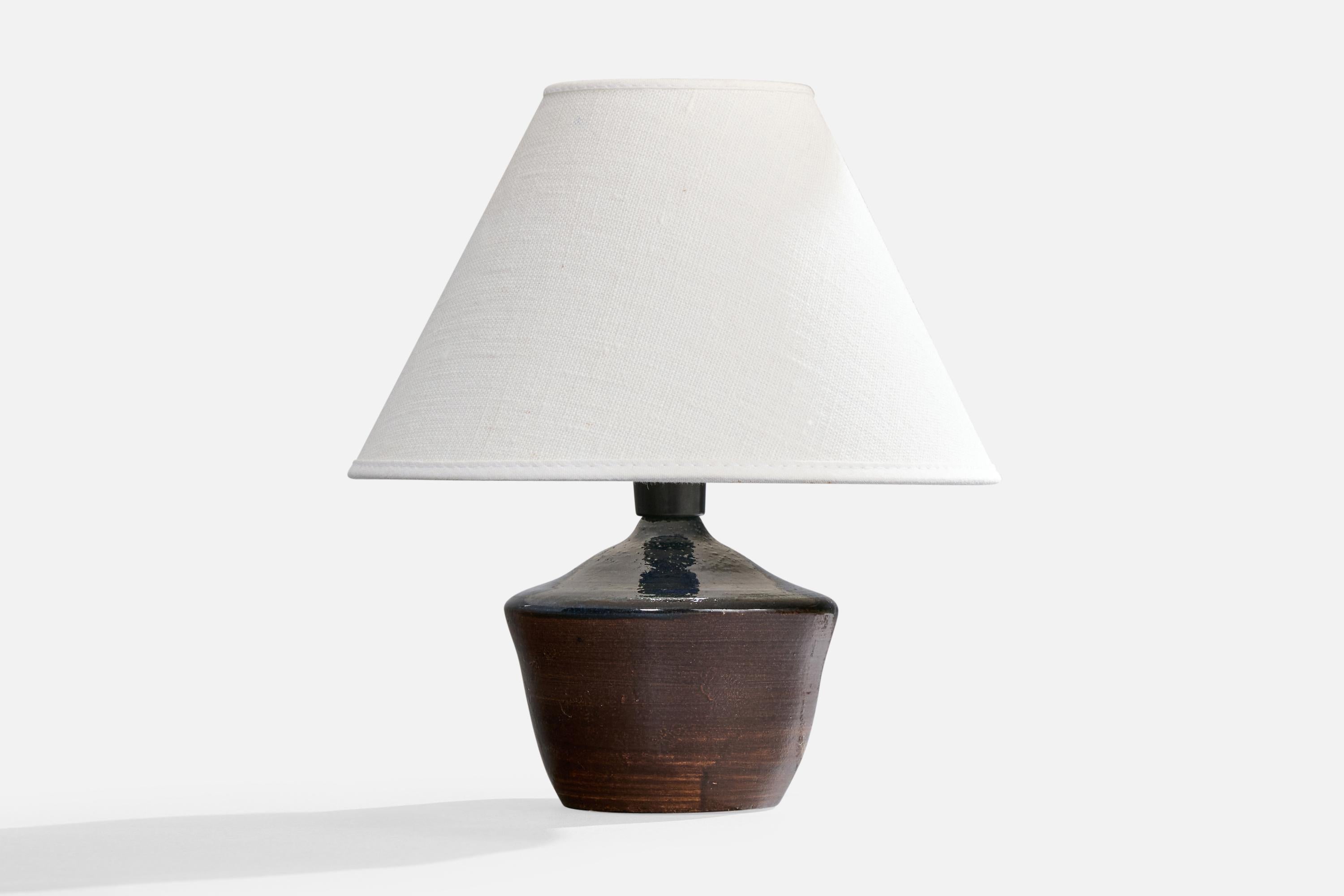 Lampe de table en grès émaillé bleu et brun produite par Höganäs Keramik, Suède, vers les années 1940.

Vendu sans abat-jour. 

Dimensions de la lampe (pouces) : 5,75 x 4 x 4 (H x L x P) 

Dimensions de l'abat-jour (pouces) : 3,25 x 8 x 5,5 (T x B x