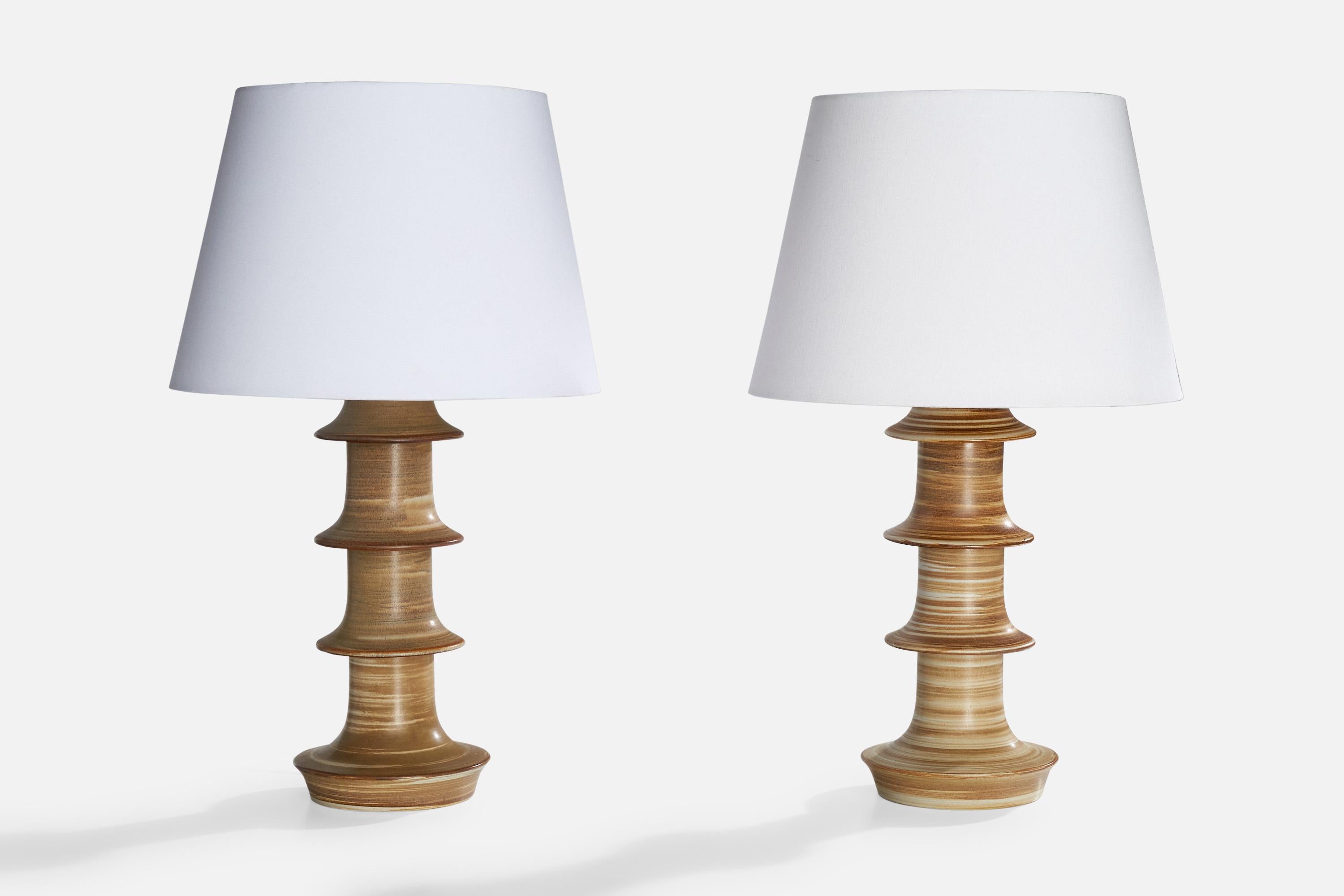 Ein Paar braun glasierte Steingut-Tischlampen, hergestellt von Höganäs Keramik in Zusammenarbeit mit Fagerhults Belsyning, Schweden, um 1960.

Abmessungen der Lampe (Zoll): 17,75