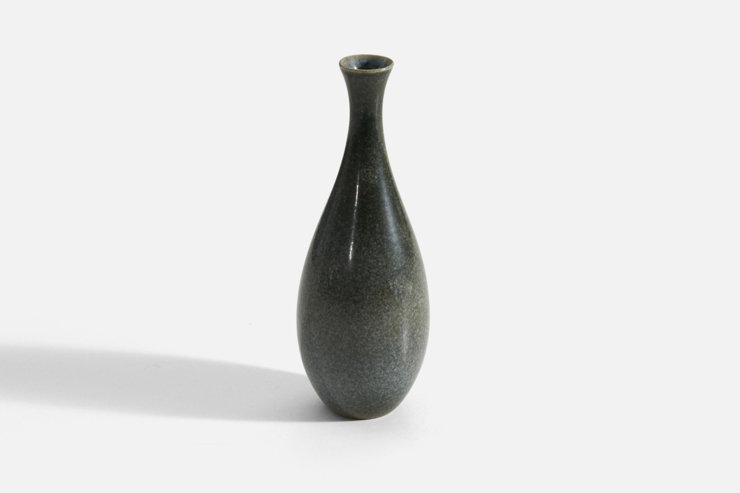 Vase en grès émaillé vert foncé et gris, conçu et produit par Höganäs Keramik, Suède, années 1940. 

 