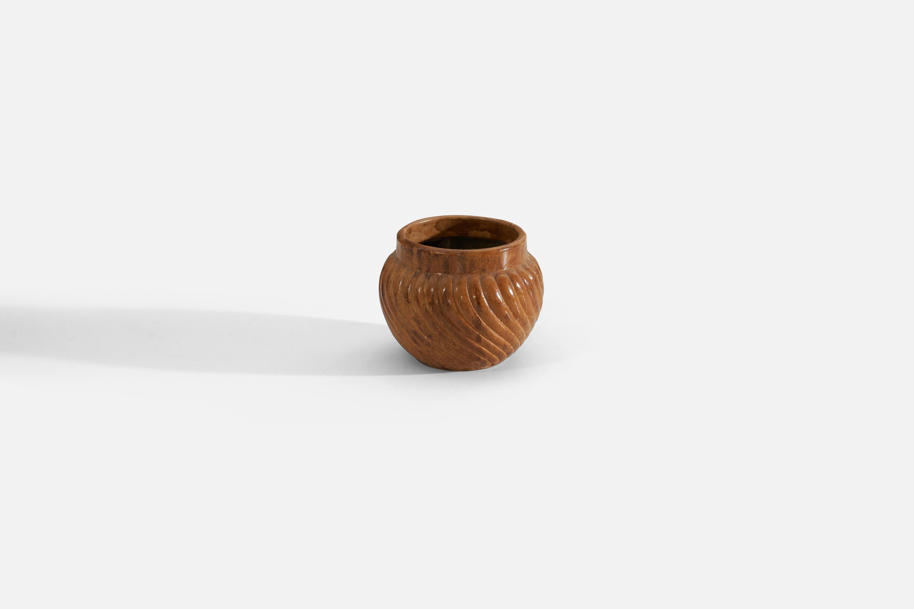 Un vase en grès émaillé orange/jaune, produit par Höganäs Keramik, Suède, années 1940.