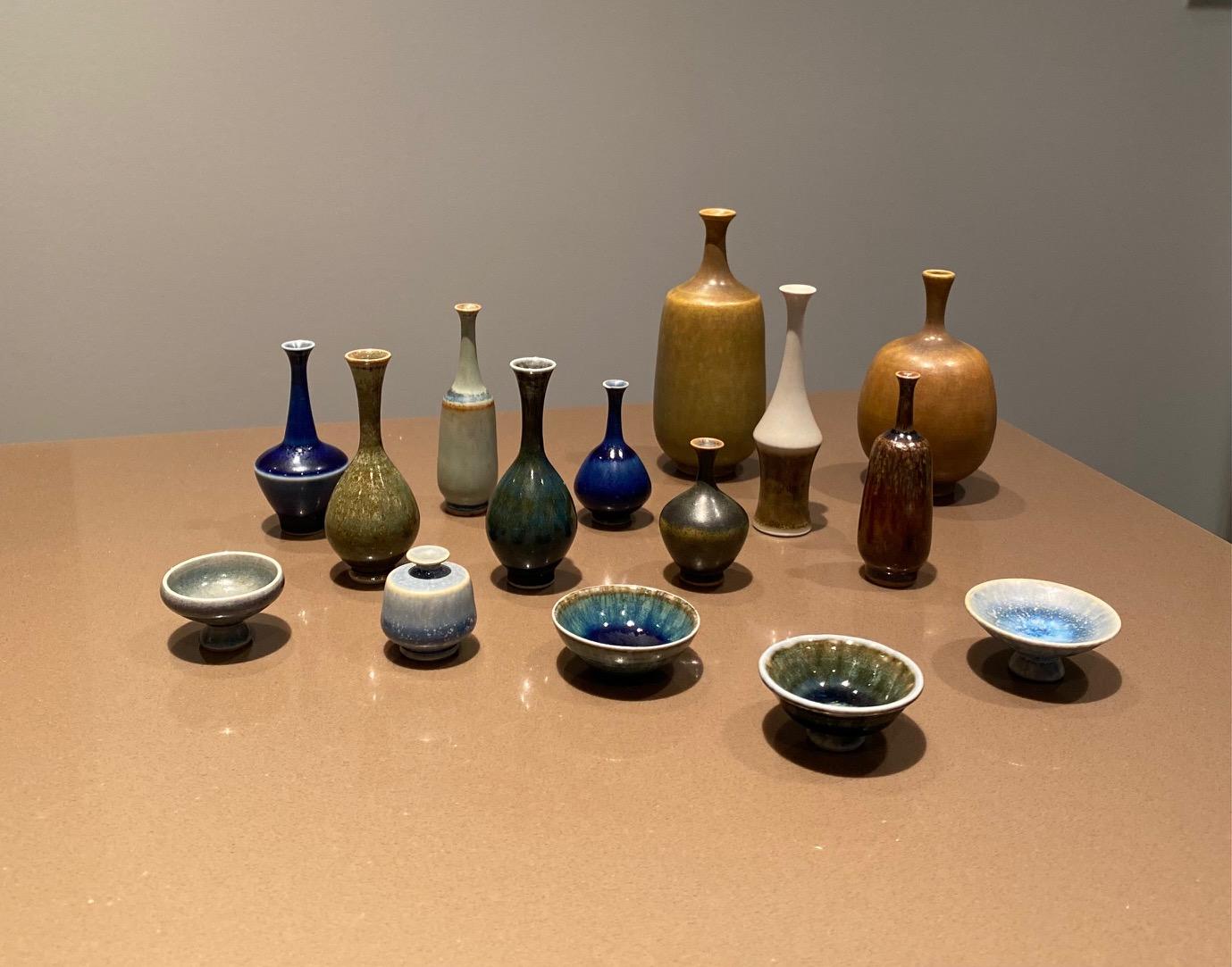 Collection of 15 small / miniatures ceramics. (11 vases & 4 cups)
These ones are mostly the work of John Andersson and produced at Höganäs in Sweden.
Height 1-11 cm / some signed John Andersson / signed Höganäs Hand turner / Höganäs & unclear