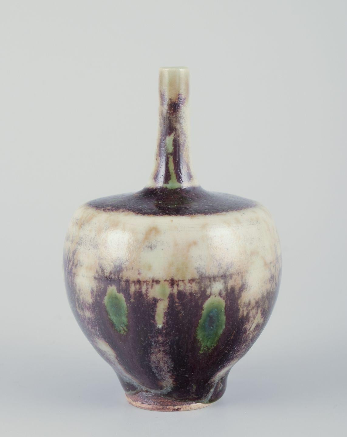 I PRODOTTI USATI SONO ESENTI DA TARIFFE DI IMPORTAZIONE PER I CLIENTI STATUNITENSI, BRITANNICI, AUSTRALIANI E CANADESI.   
PERTANTO, AL TUO ACQUISTO NON SI APPLICHERANNO TARIFFE DI IMPORTAZIONE. 

Höganäs.
Piccolo vaso di ceramica. Smalto nei toni