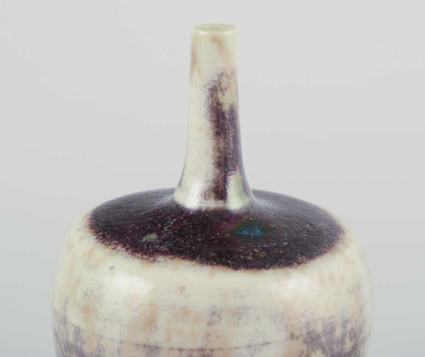 Scandinavo moderno Höganäs. Piccolo vaso in ceramica con smalto nei toni del viola. Circa 1970/80 in vendita