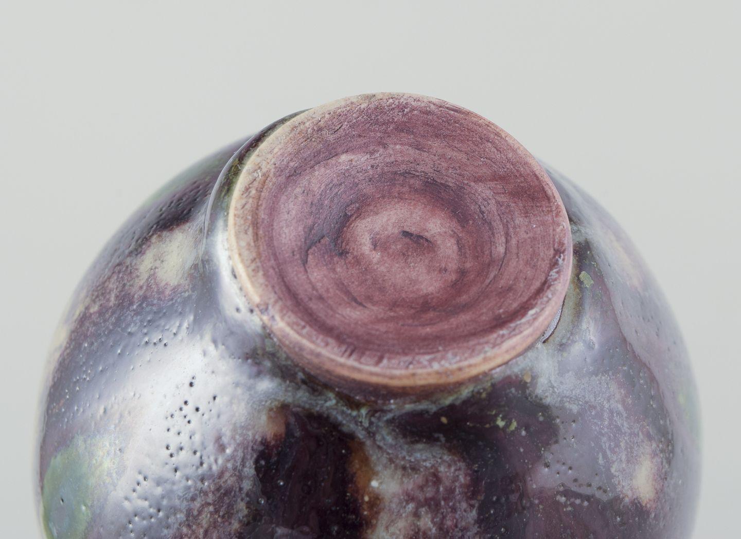 Svedese Höganäs. Piccolo vaso in ceramica con smalto nei toni del viola. Circa 1970/80 in vendita