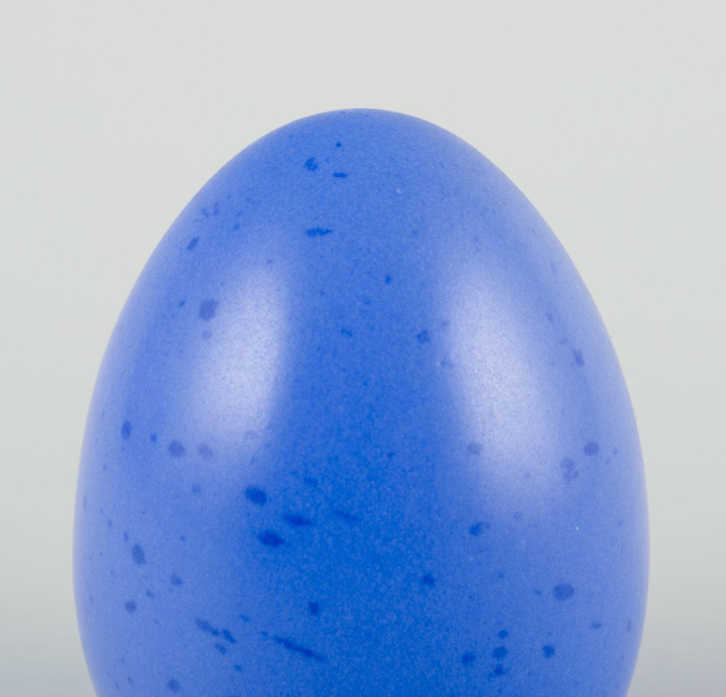 Höganäs Studio, Schweden. Ei aus Steingut mit blauer Glasur. Ca. 1980er Jahre (Schwedisch) im Angebot